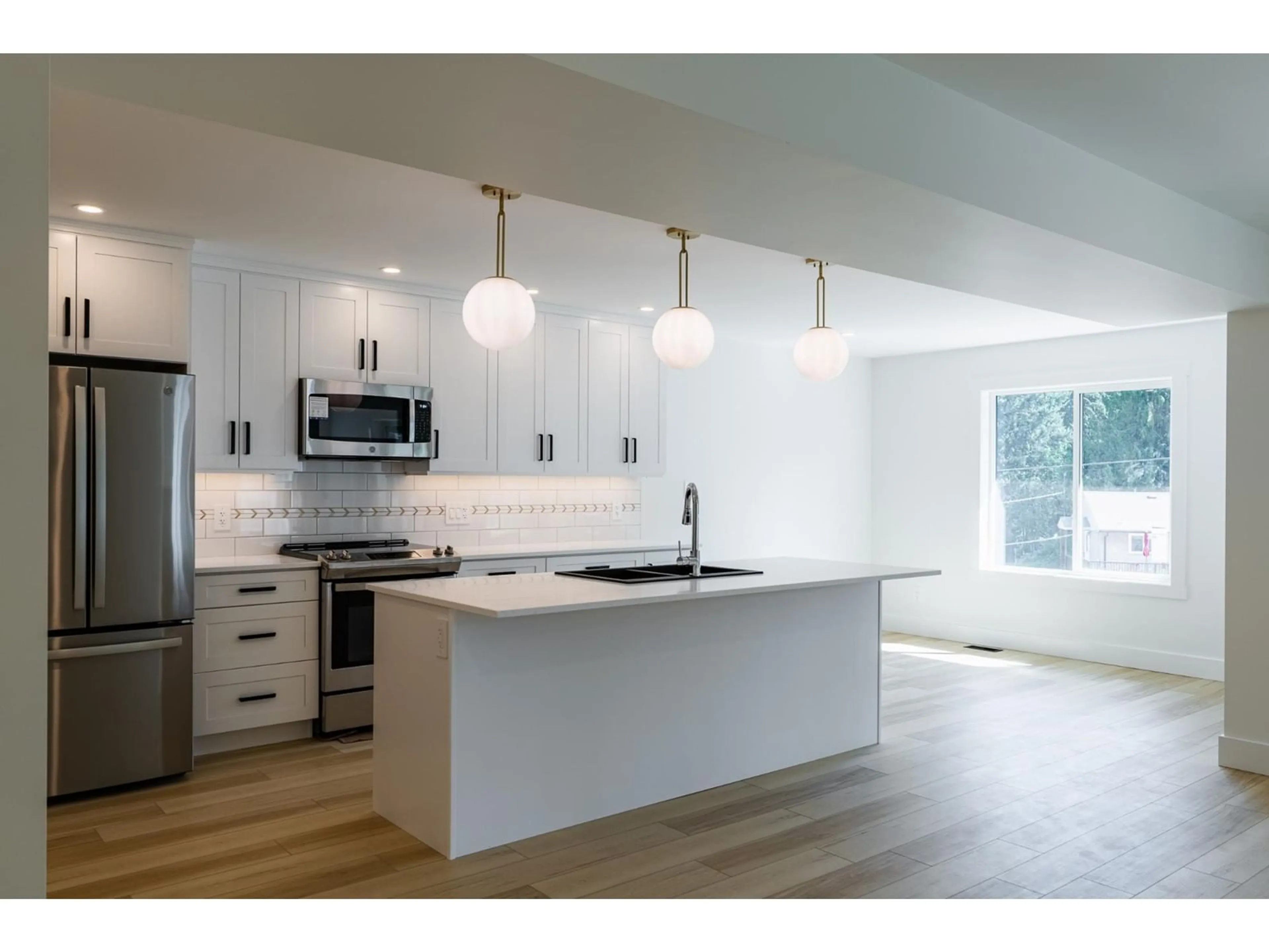 Open concept kitchen for 1407 CREASE Avenue, Nelson British Columbia V1L1A3