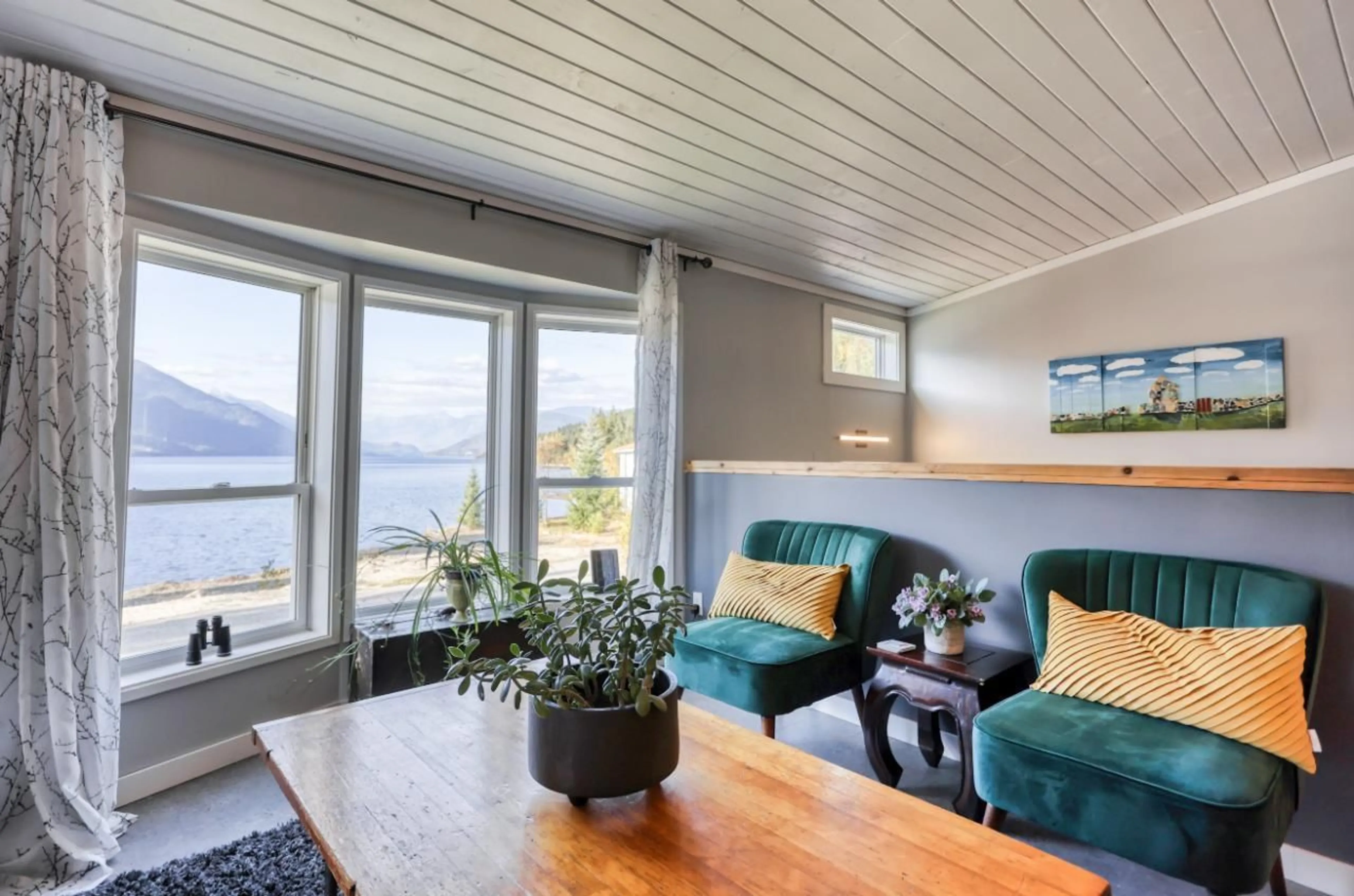 Living room, wood floors for 810 SILVER COVE Drive, Silverton British Columbia V0G1S0