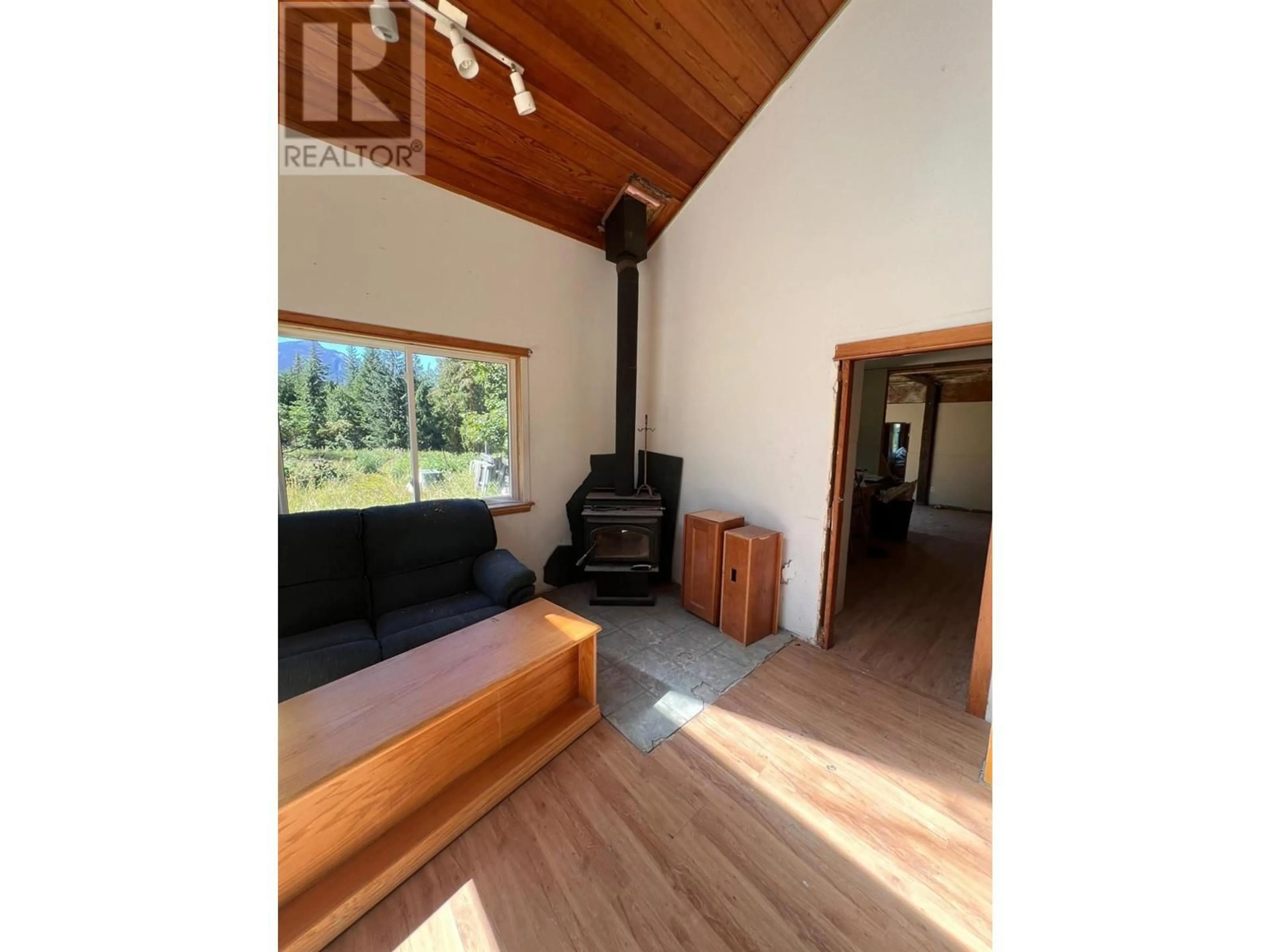 Living room with furniture, wood/laminate floor for 8479 RED MOUNTAIN ROAD, Silverton British Columbia V0G2B0