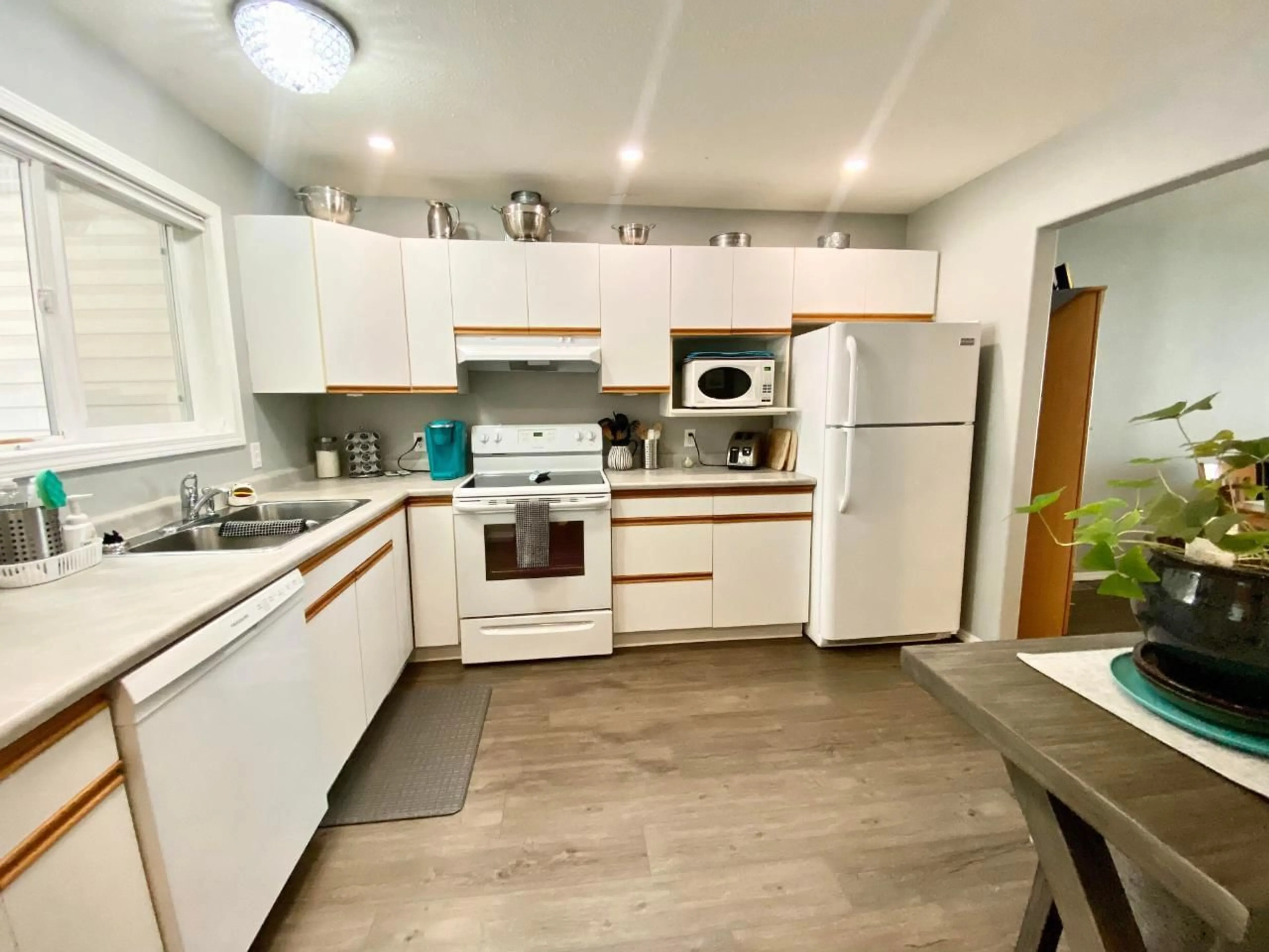 Standard kitchen, wood floors, cottage for 2210 COLUMBIA Avenue Unit# 3, Castlegar British Columbia V1N2X1