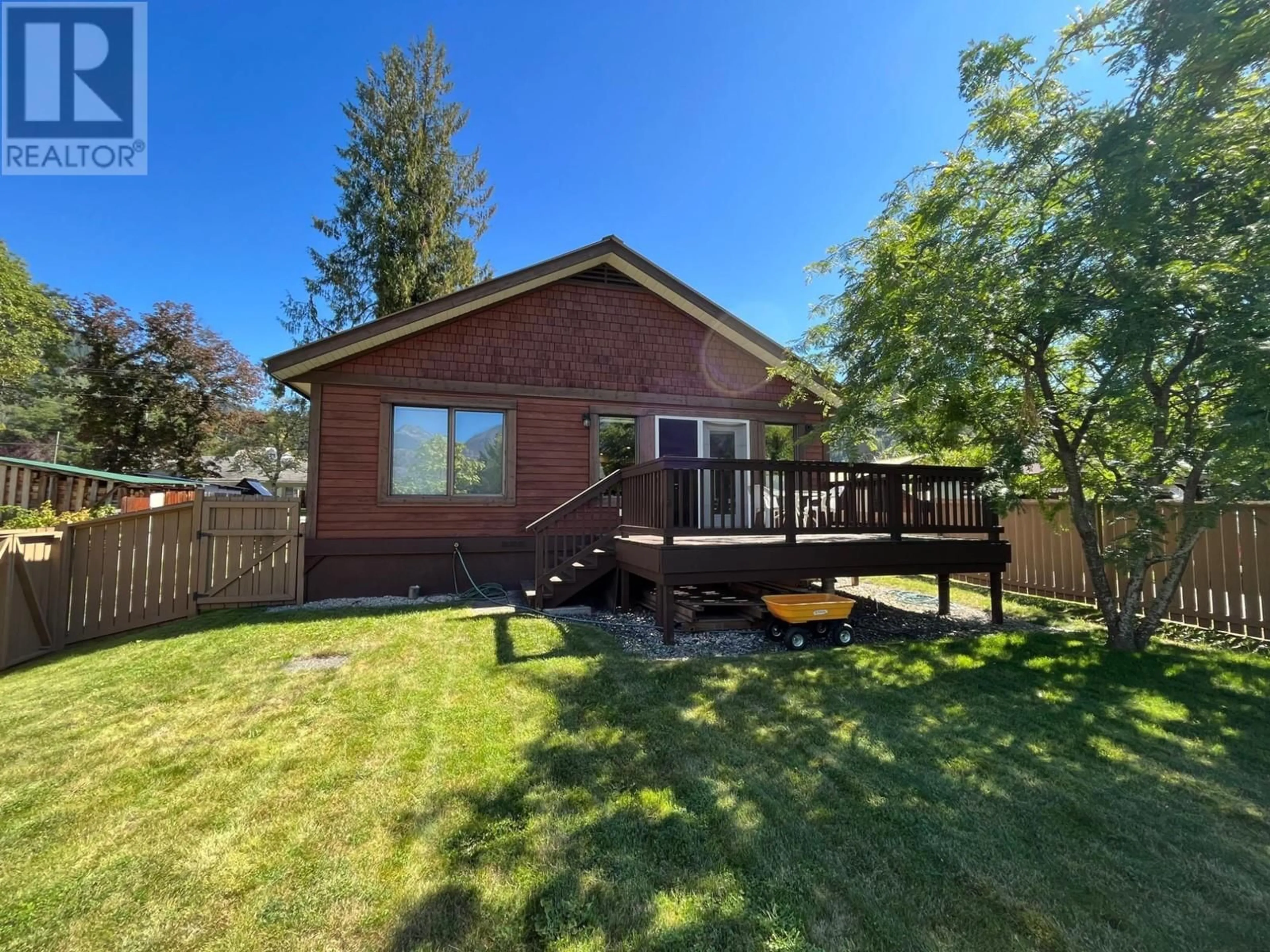 A pic from outside/outdoor area/front of a property/back of a property/a pic from drone, water/lake/river/ocean view for 811 KILDARE STREET, New Denver British Columbia V0G1S0