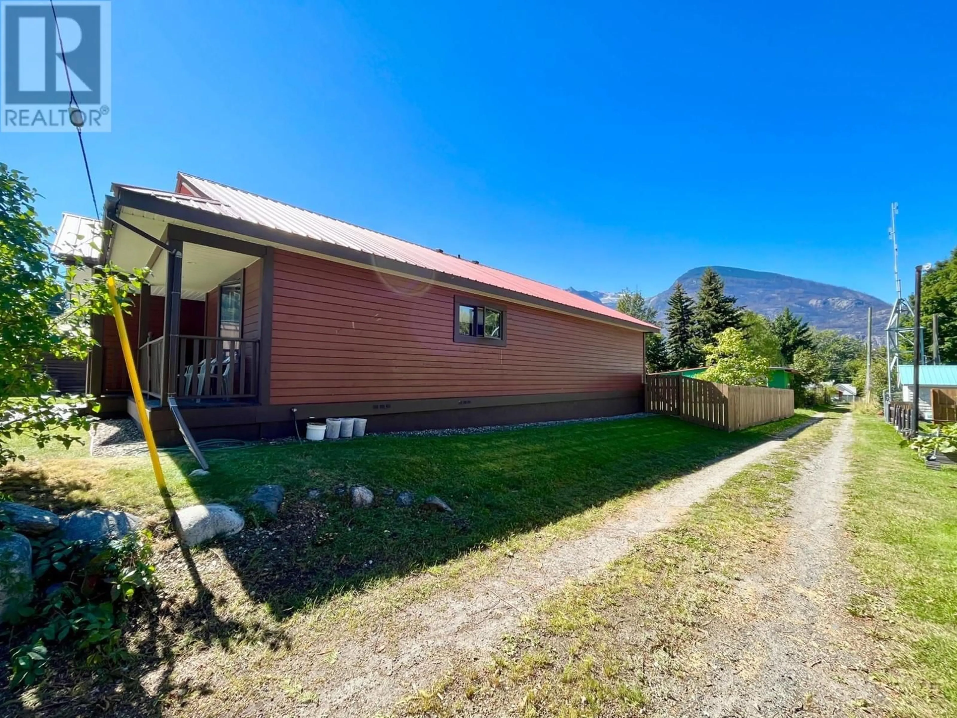 A pic from outside/outdoor area/front of a property/back of a property/a pic from drone, mountain view for 811 KILDARE STREET, New Denver British Columbia V0G1S0