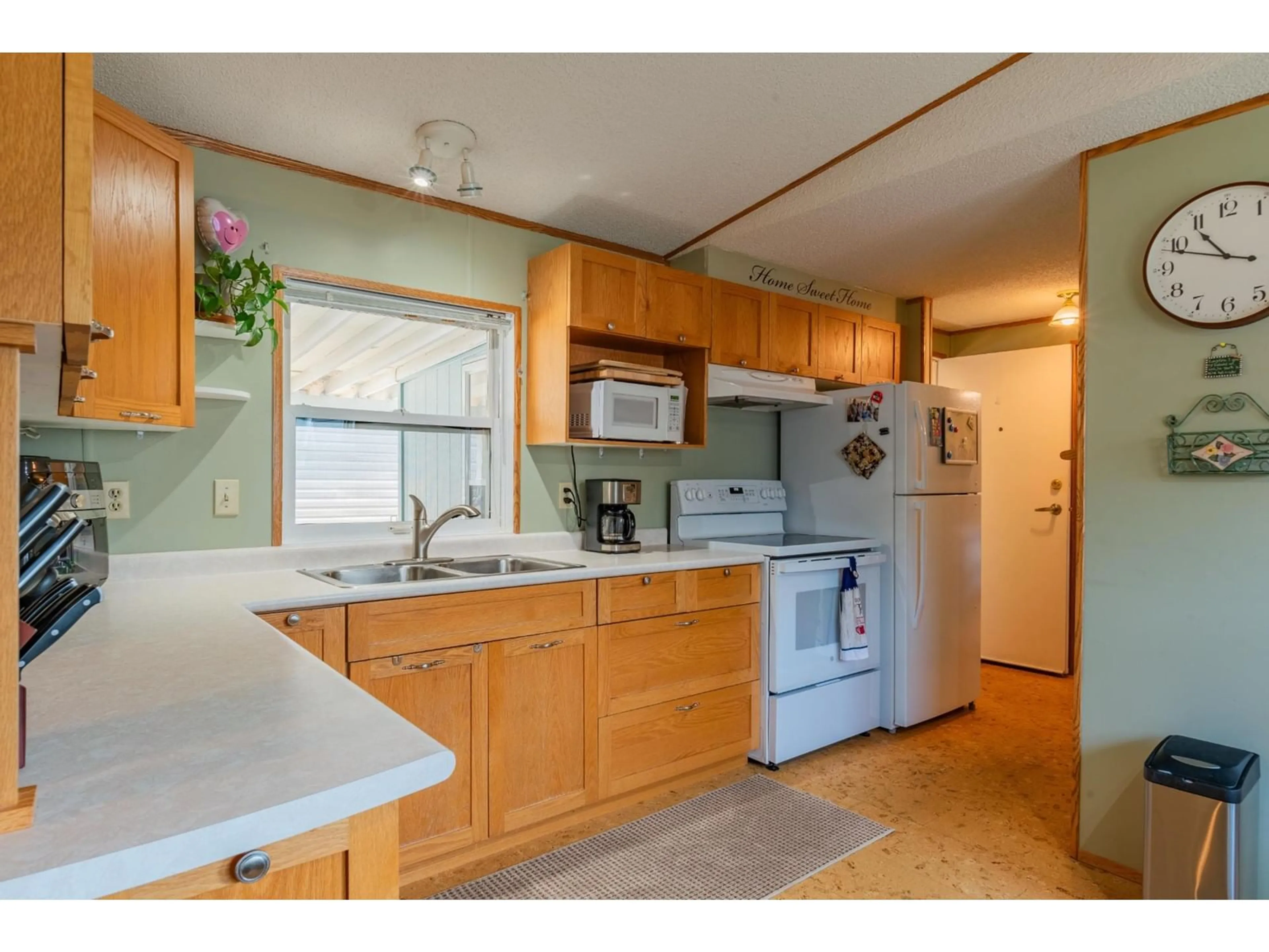 Standard kitchen, wood floors, cottage for 1790 BARRETT Drive Unit# 7, Fruitvale British Columbia V0G1L0