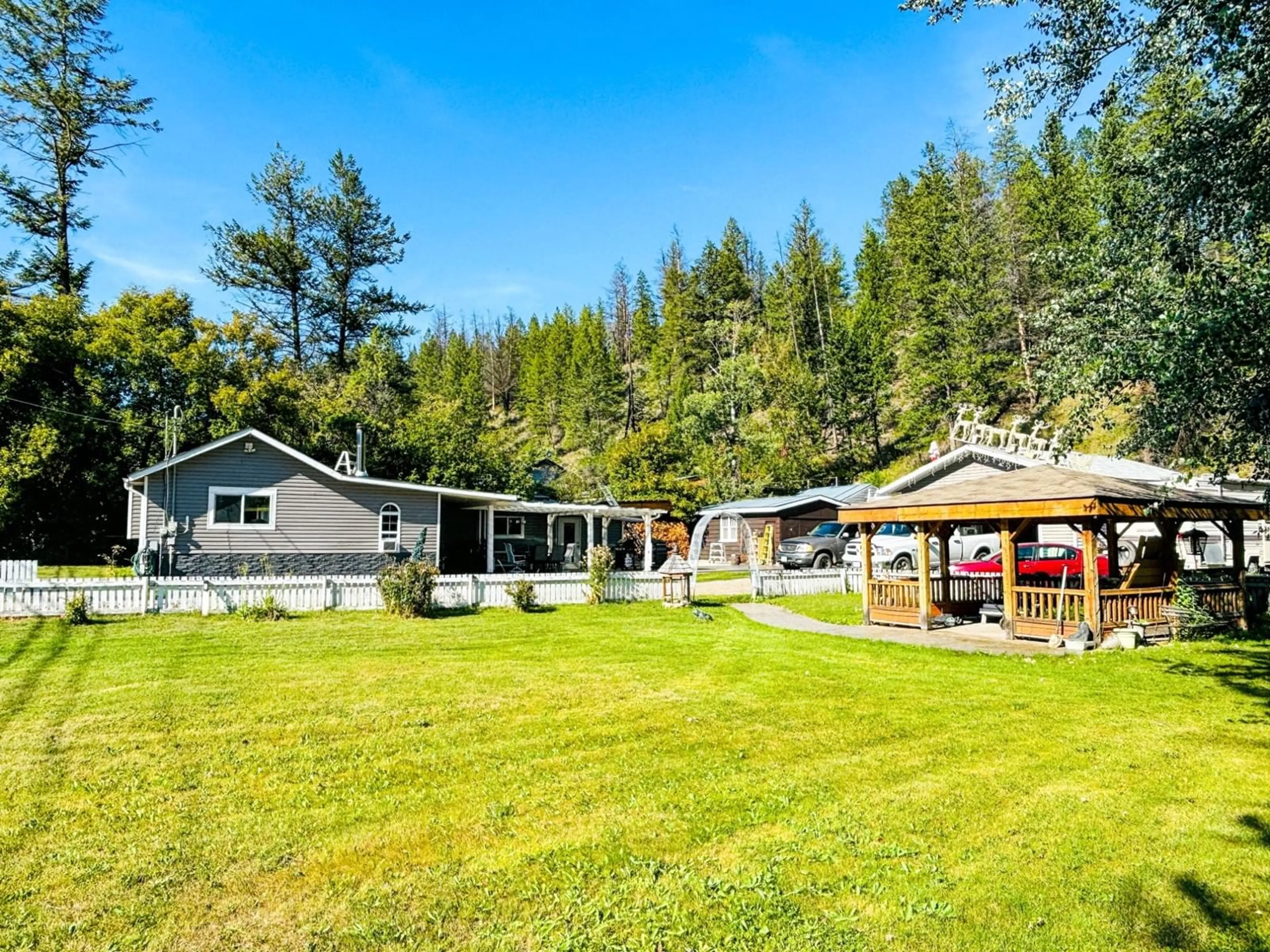 Patio, cottage for 8256 HOBBITT FRONTAGE Road, Radium Hot Springs British Columbia V0A1M0