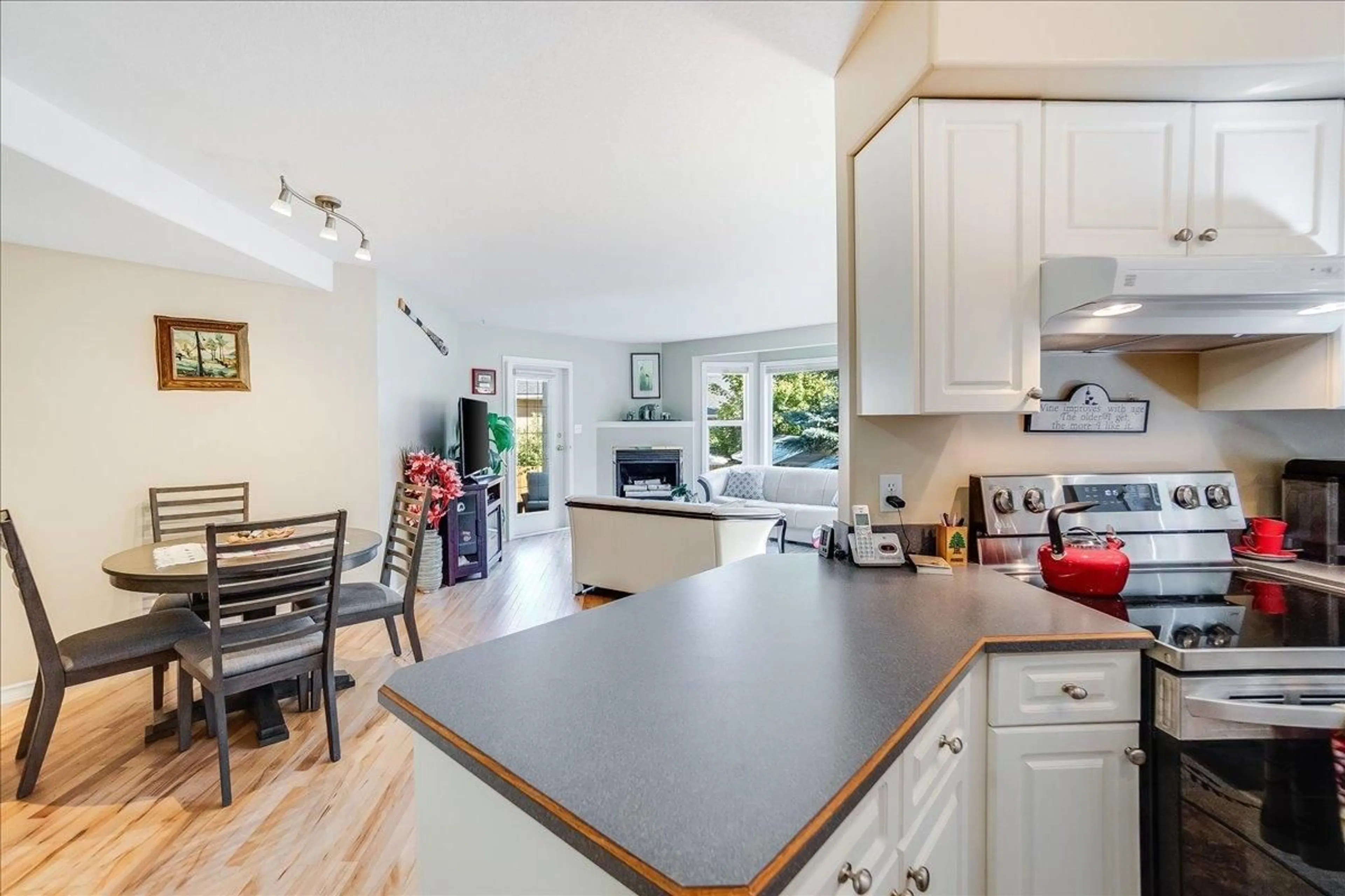 Open concept kitchen for 422 BEASLEY  W Crescent, Nelson British Columbia V1L5R4