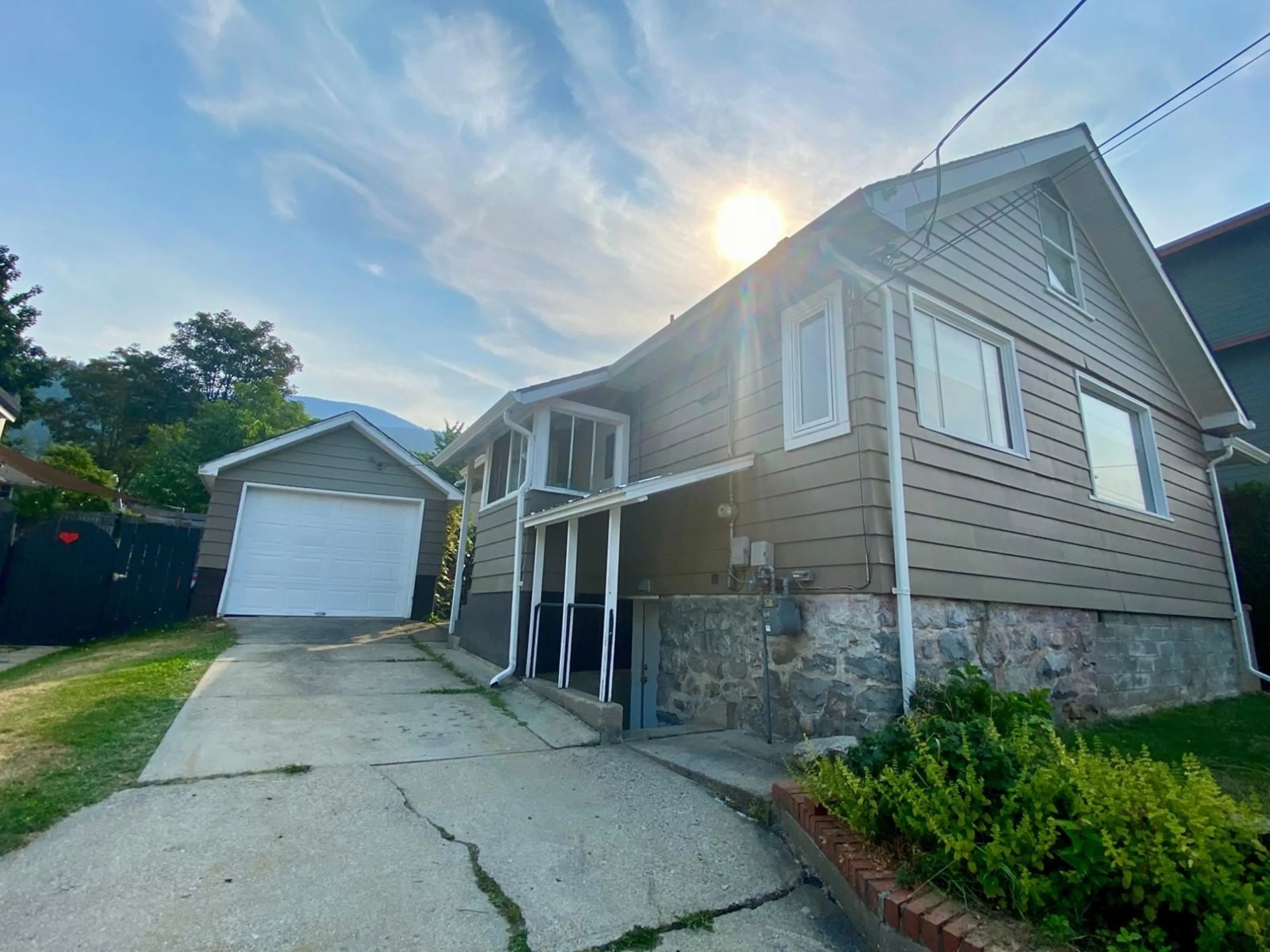 Frontside or backside of a home, cottage for 604 SIXTH Street, Nelson British Columbia V1L2Y6