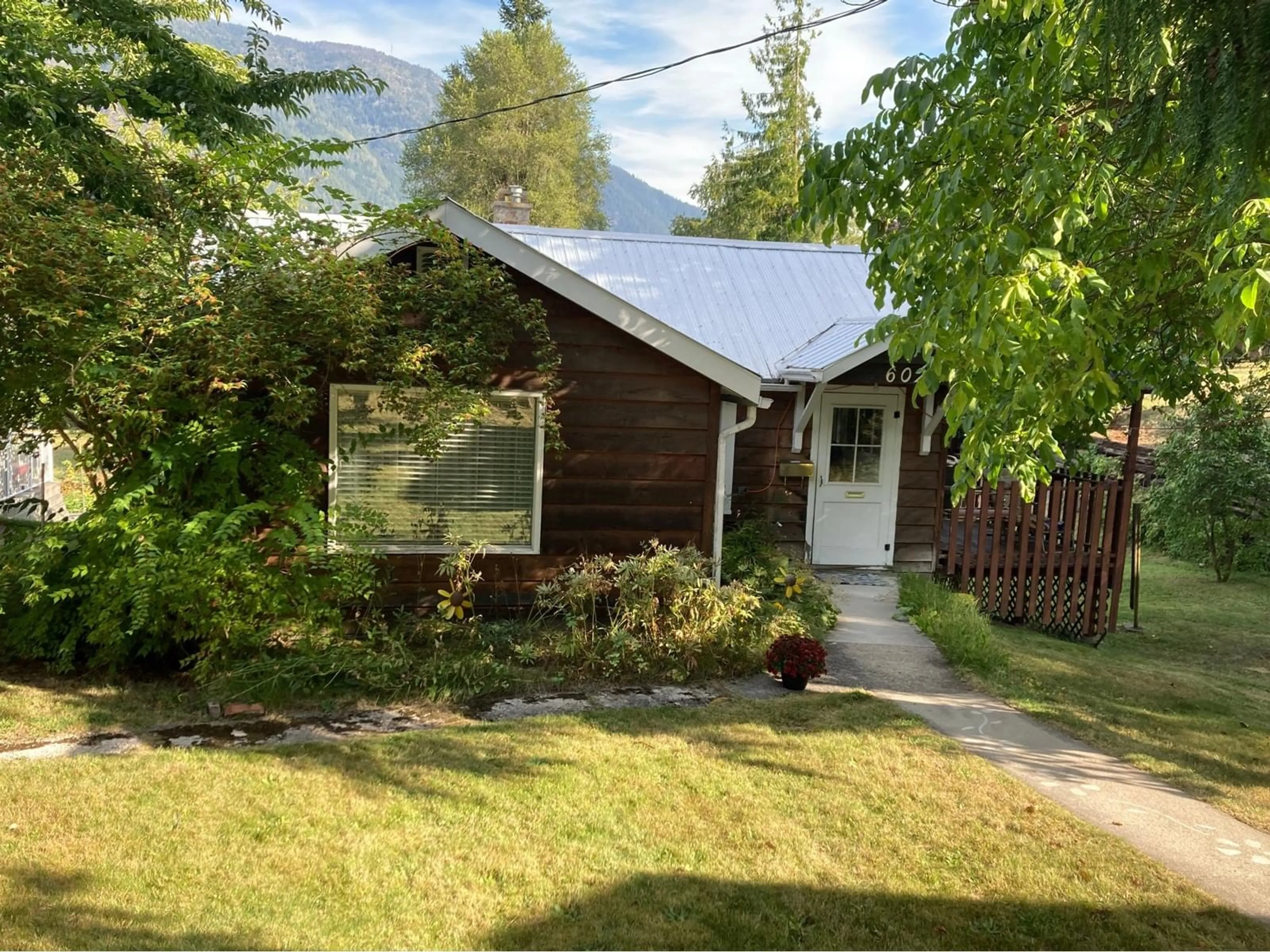 Frontside or backside of a home, cottage for 602 MUNRO Street, Nelson British Columbia V1L3G2