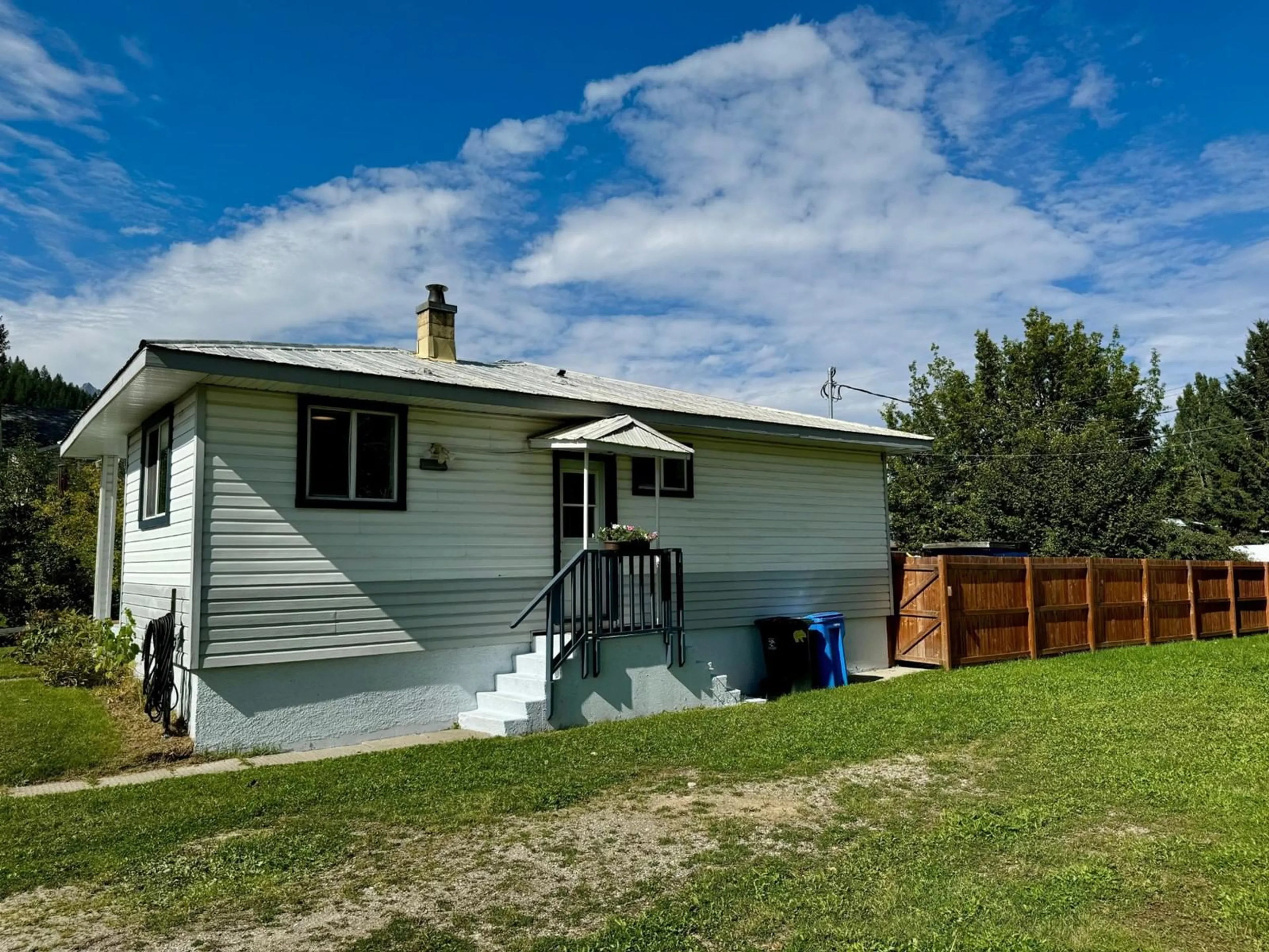 Frontside or backside of a home, cottage for 505 10TH Street, Golden British Columbia V0A1H0