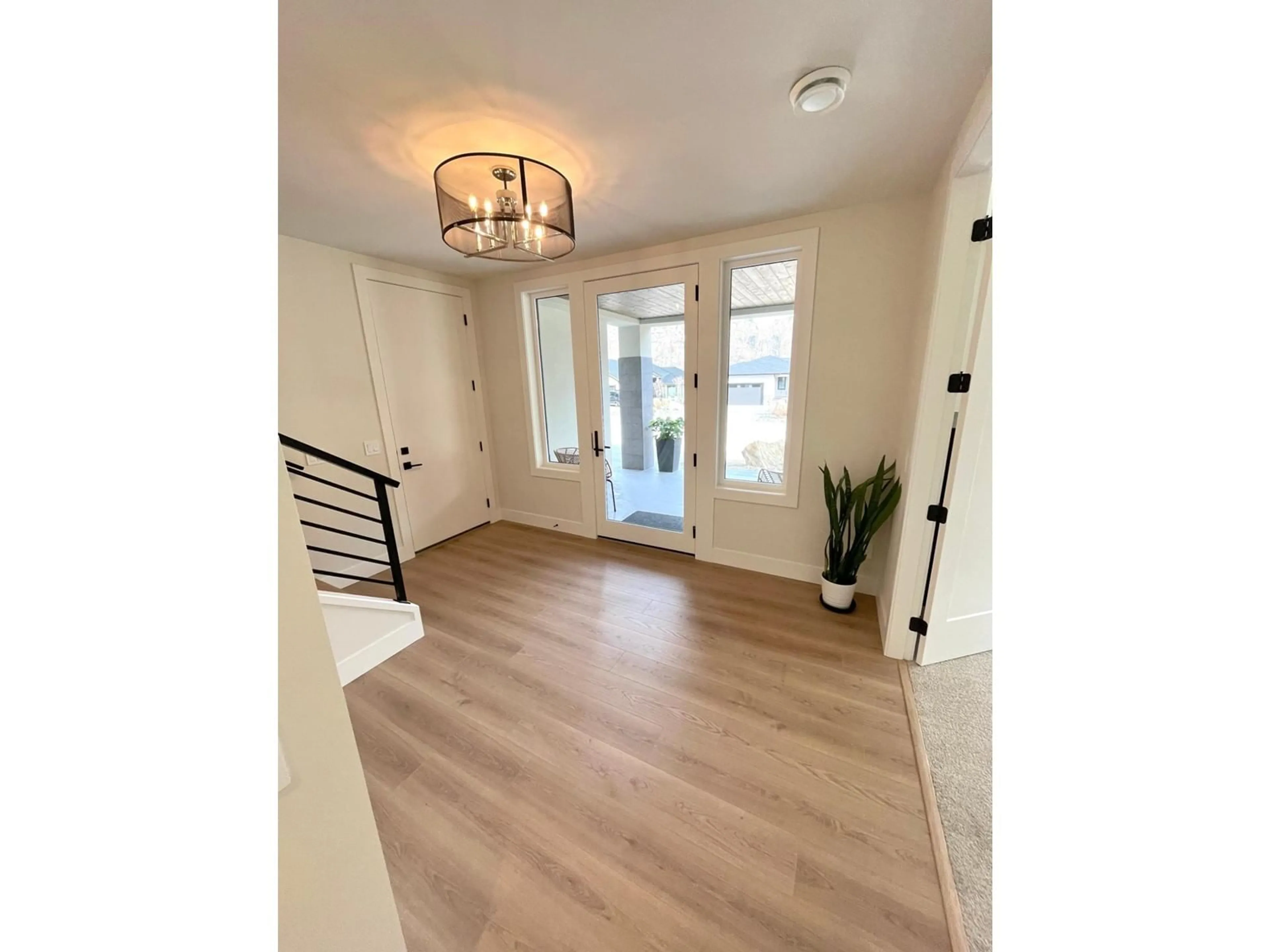 Indoor entryway, wood floors for 8761 RIVERSIDE Drive, Grand Forks British Columbia V0H1H0