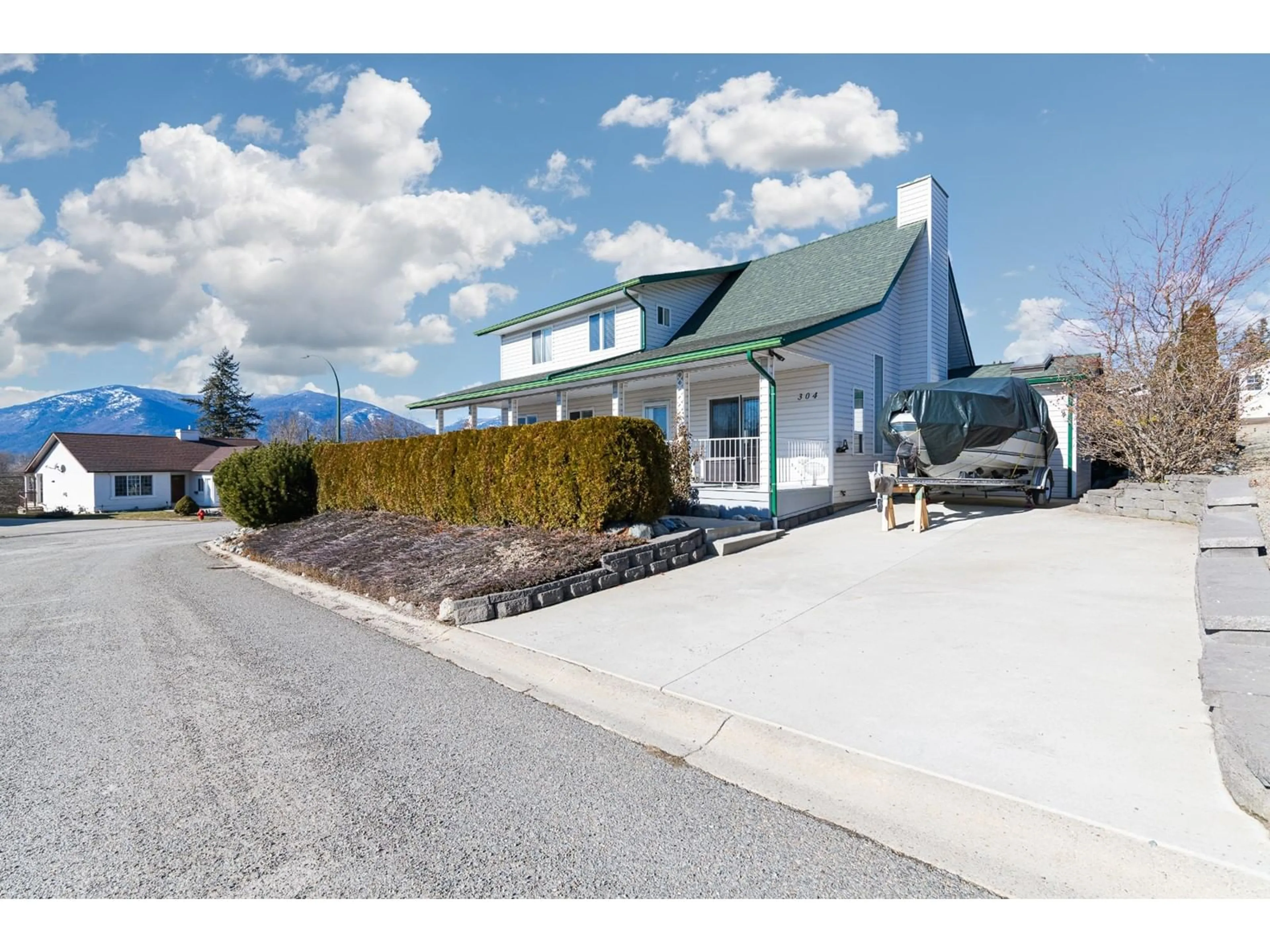 A pic from exterior of the house or condo, the street view for 304 DUGAN Street, Creston British Columbia V0B1G3