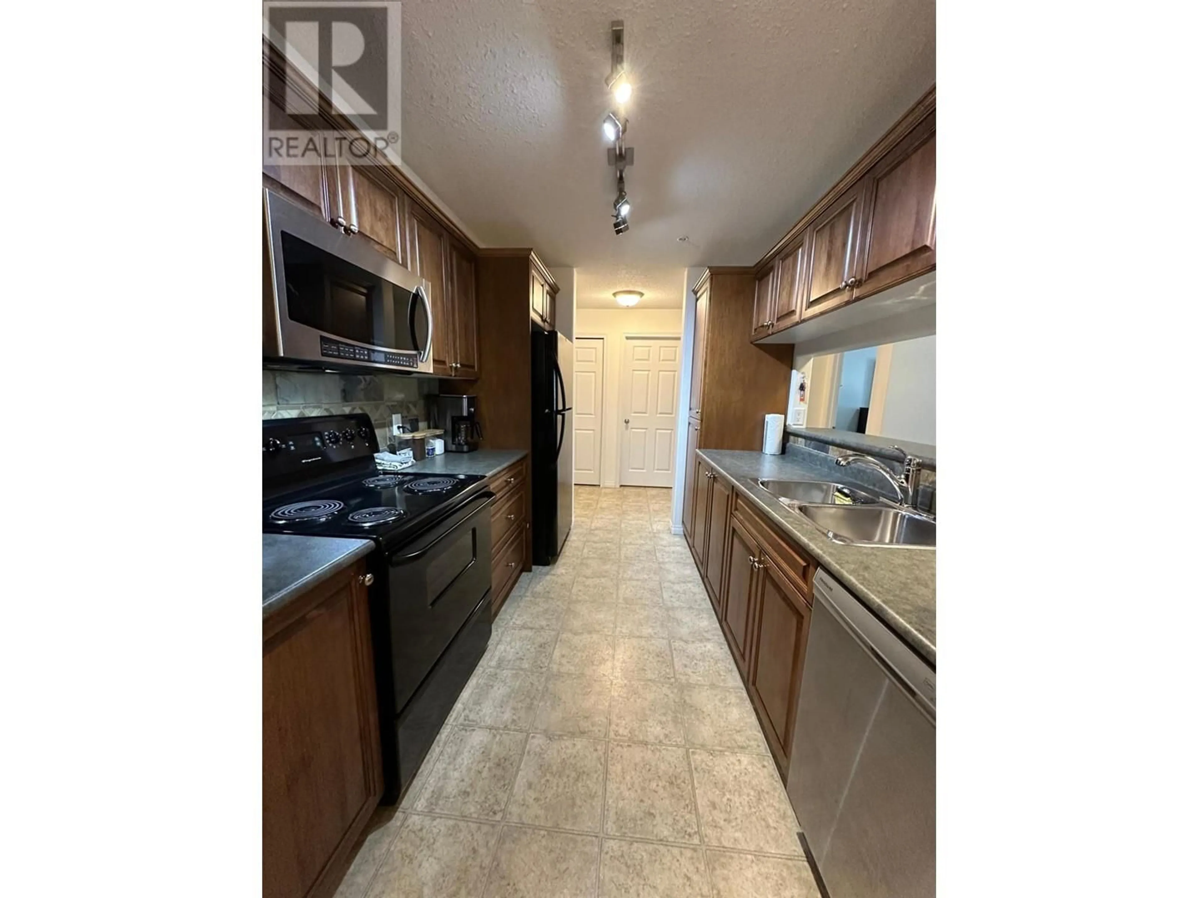 Standard kitchen, unknown for 210 - 4767 FORSTERS LANDING ROAD, Radium Hot Springs British Columbia V0A1M0