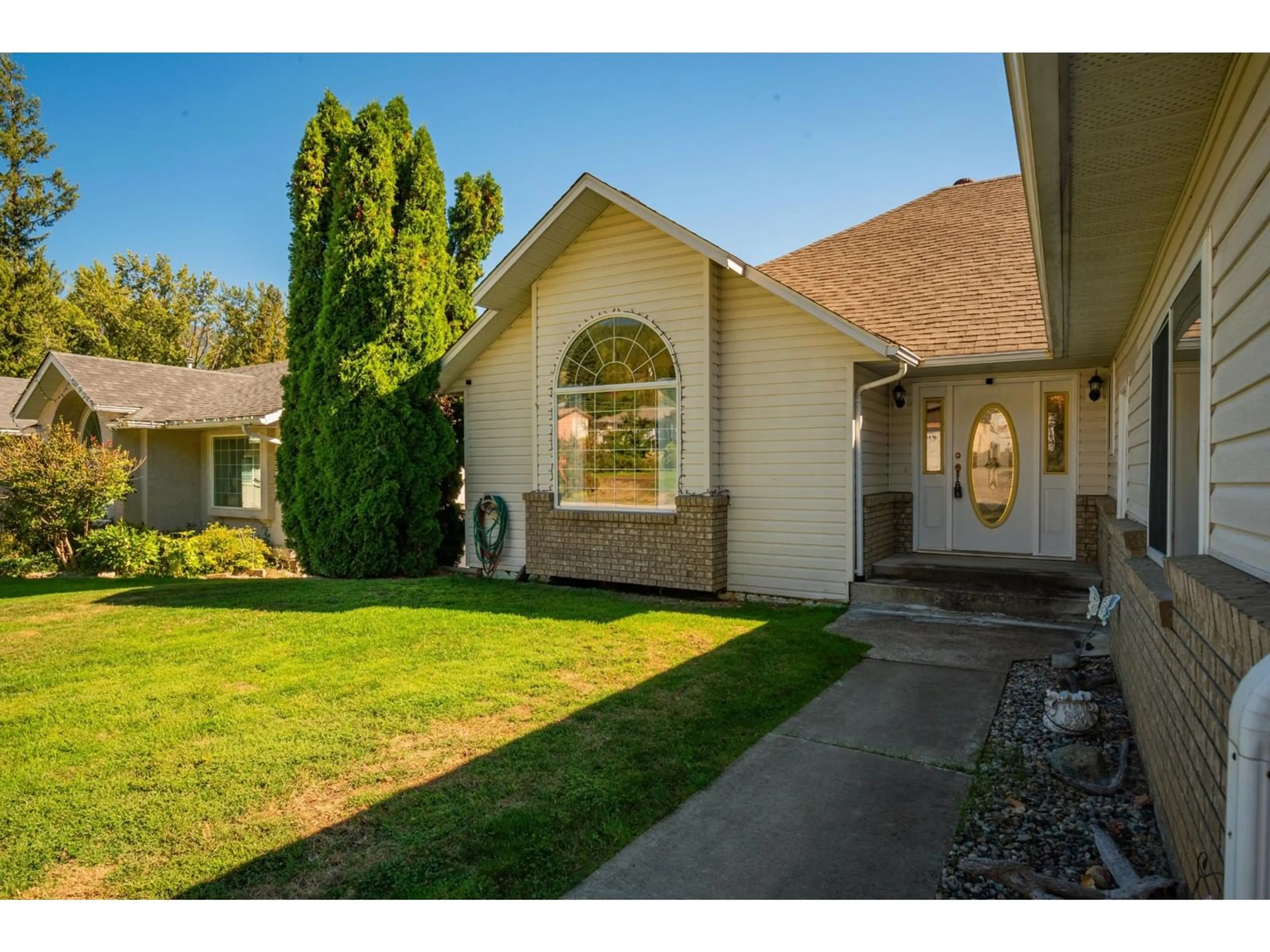 Frontside or backside of a home, the street view for 1820 FIRST Street, Fruitvale British Columbia V0G1L0