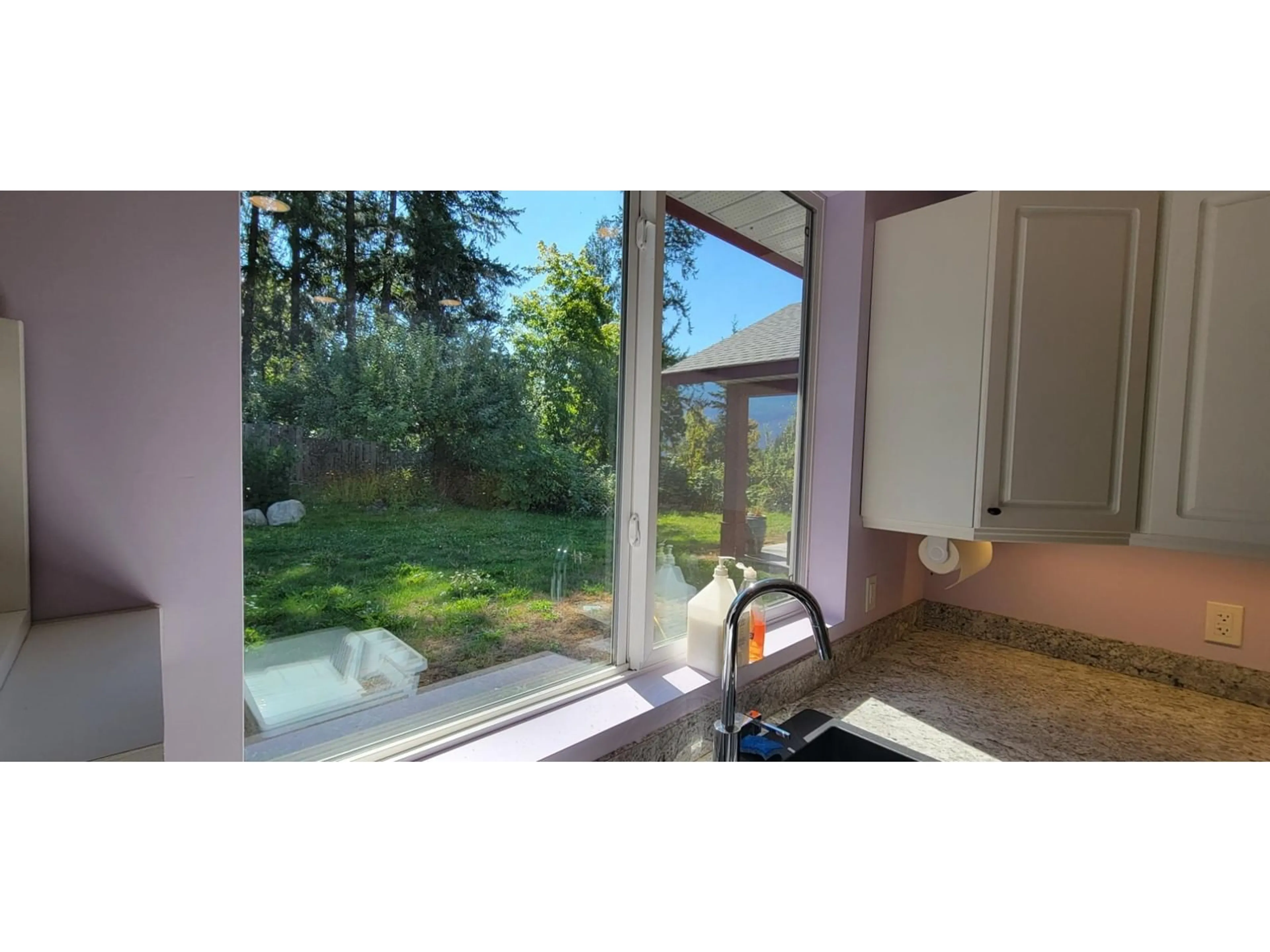 Kitchen, ceramic floors, cottage for 515 9TH Avenue, New Denver British Columbia V0G1S0