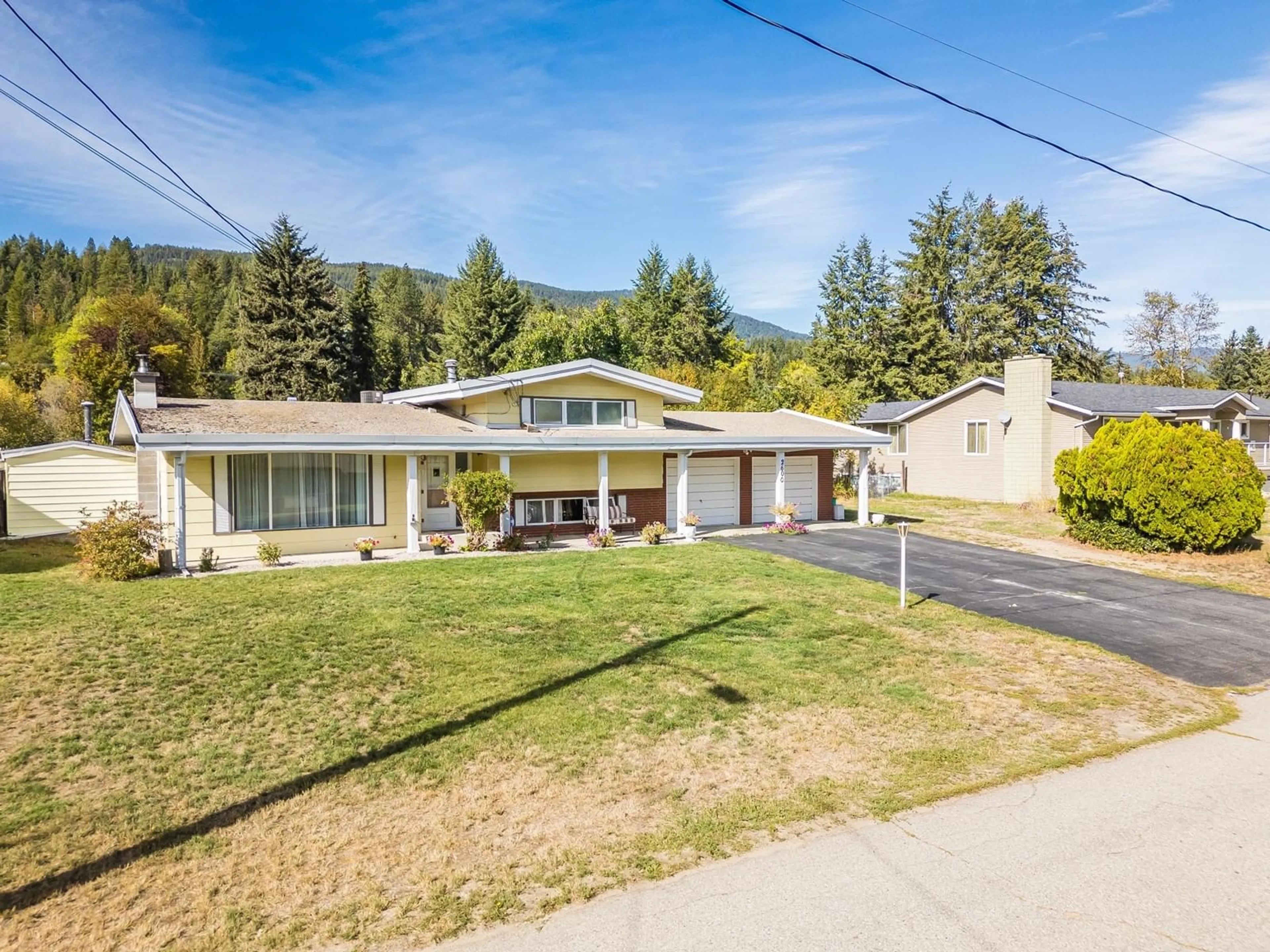 Frontside or backside of a home, the street view for 2600 6TH Avenue, Castlegar British Columbia V1N2W2