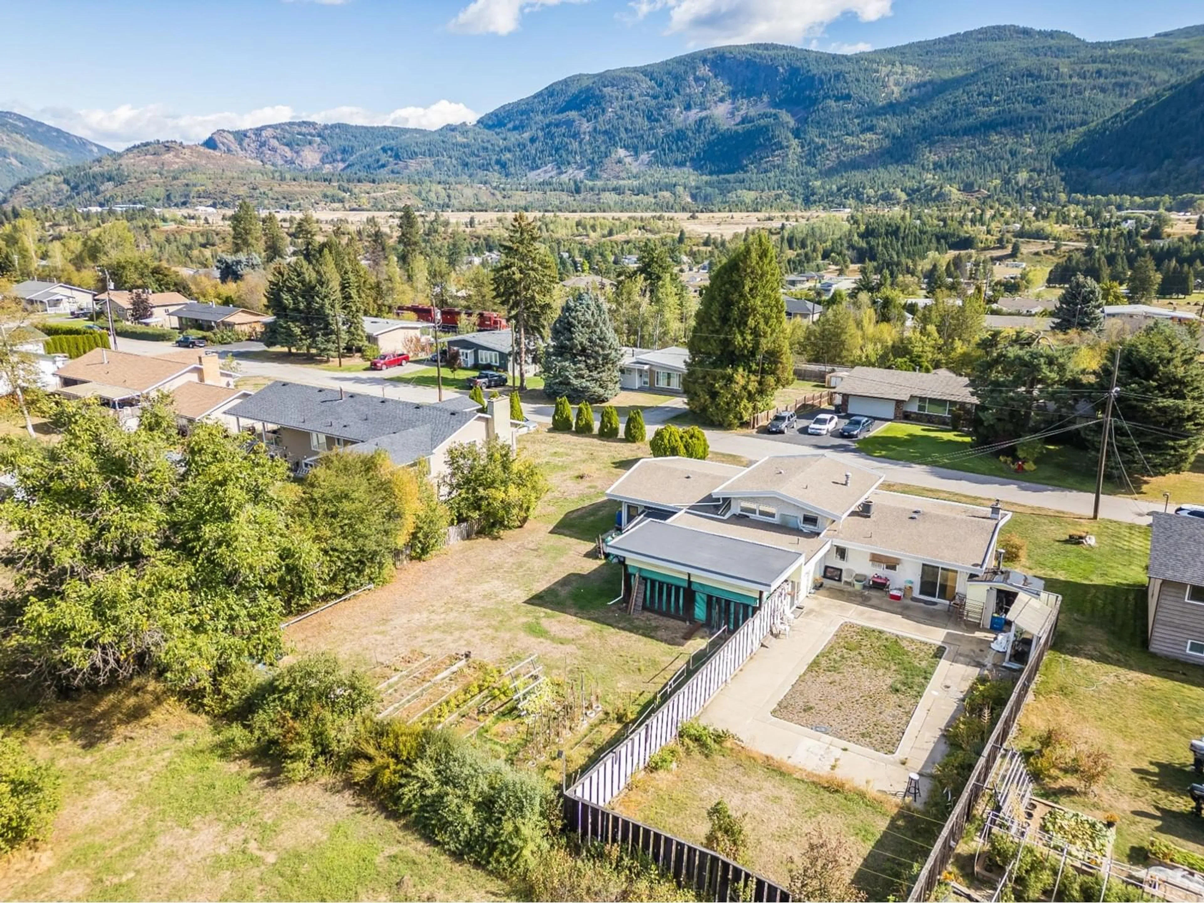 Frontside or backside of a home, the street view for 2600 6TH Avenue, Castlegar British Columbia V1N2W2