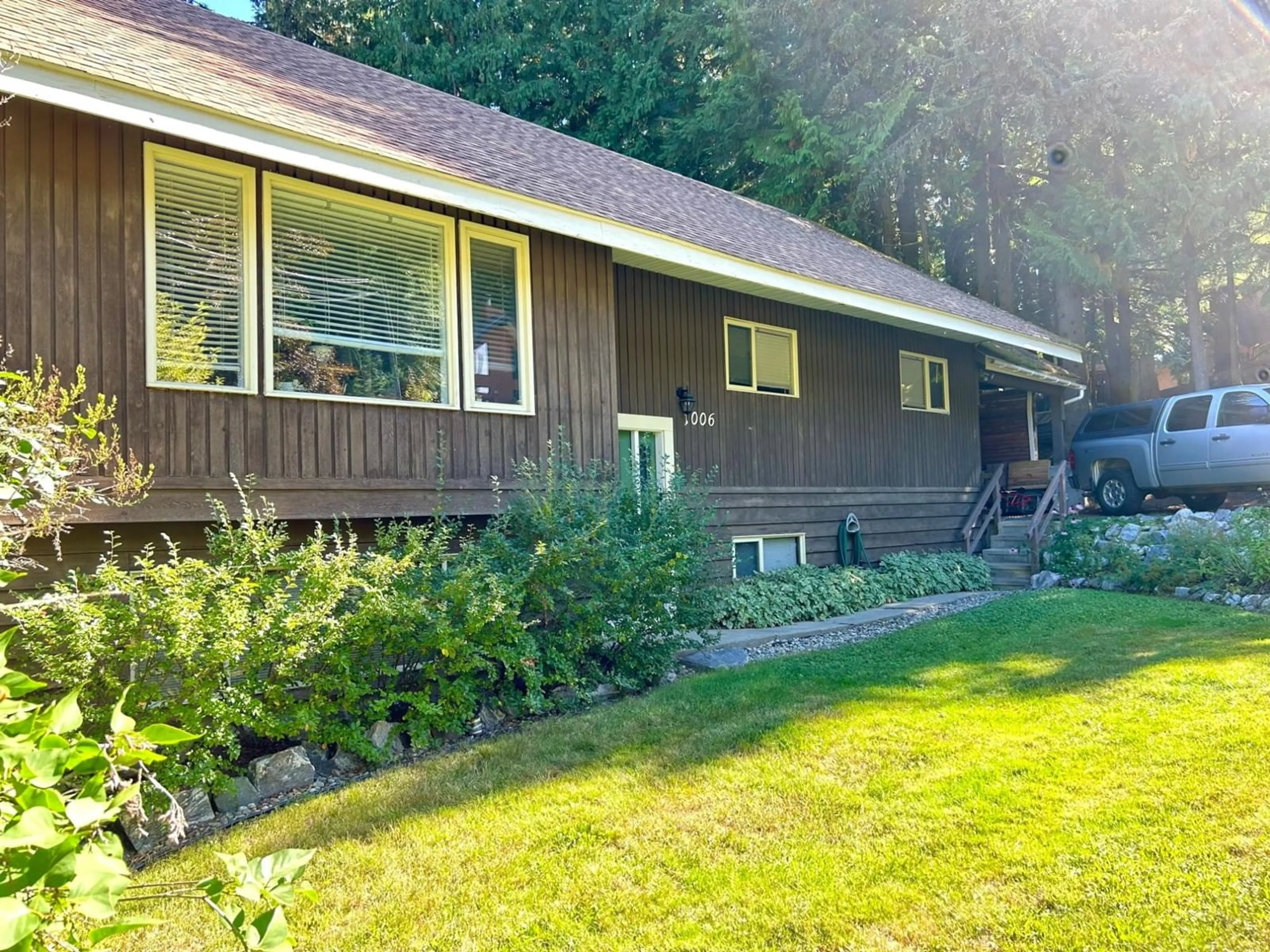 Frontside or backside of a home, cottage for 1006 EARL Street, Rossland British Columbia V0G1Y0