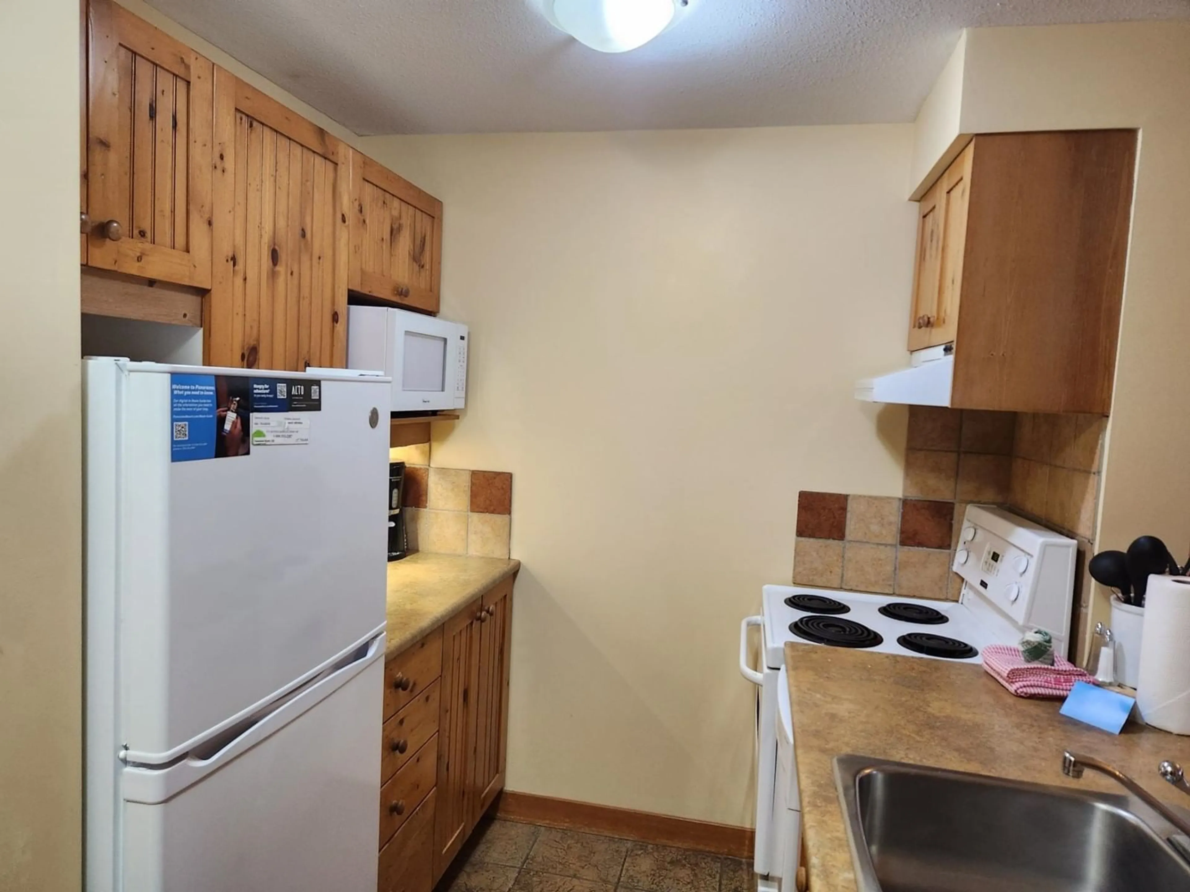 Standard kitchen, cottage for 2080 SUMMIT Drive Unit# 103, Panorama British Columbia V0A1T0