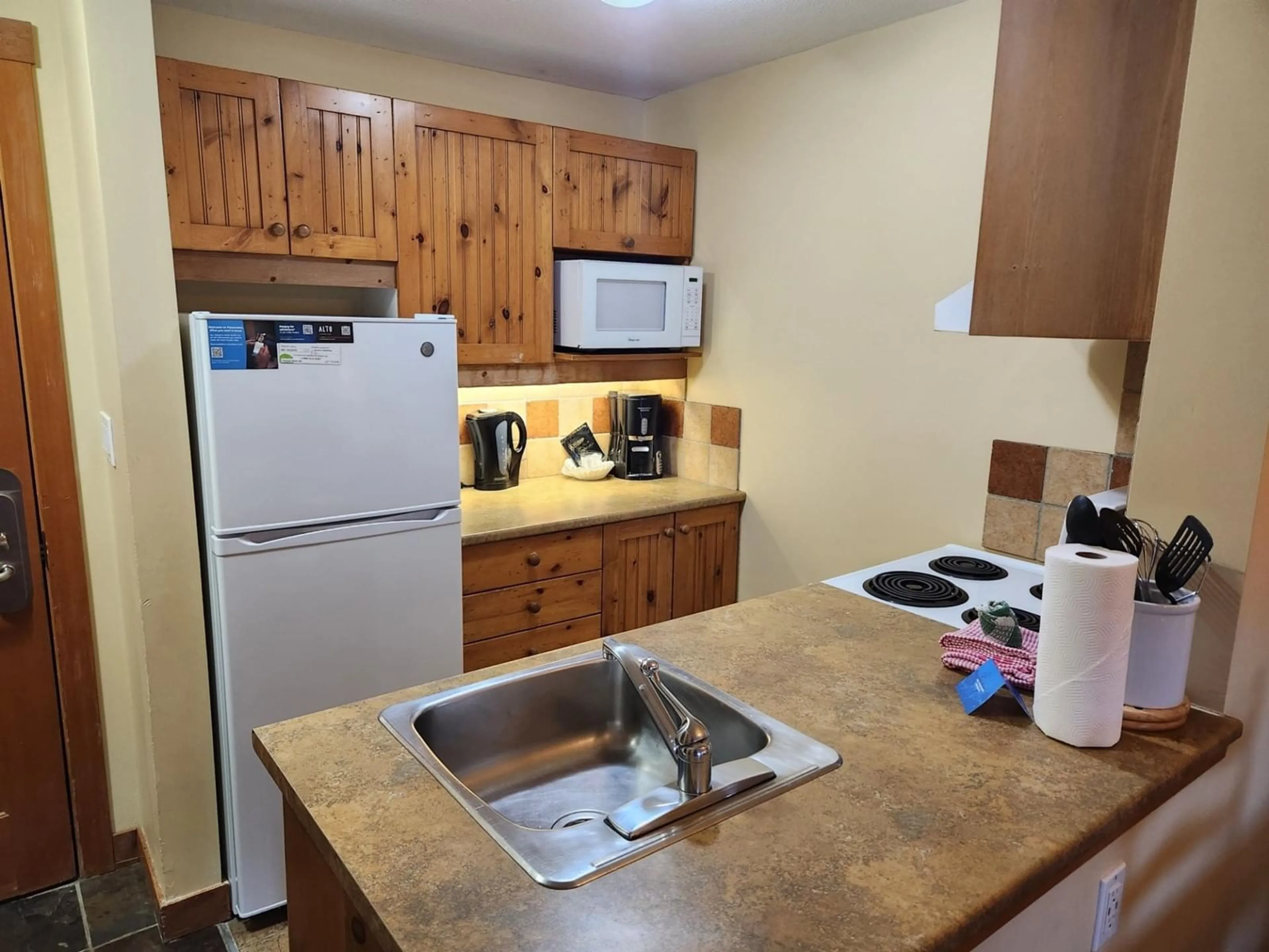 Standard kitchen, cottage for 2080 SUMMIT Drive Unit# 103, Panorama British Columbia V0A1T0