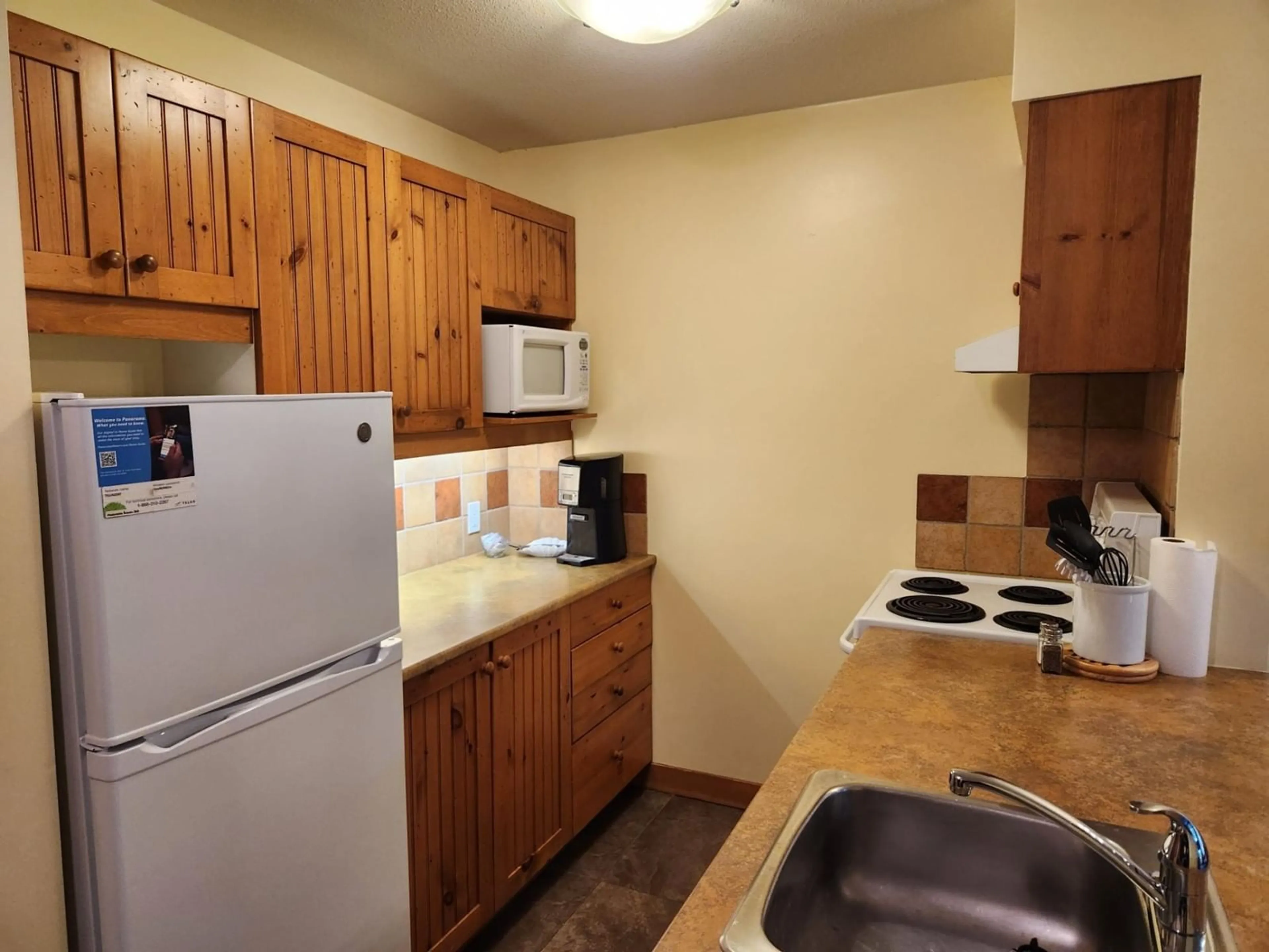 Standard kitchen, cottage for 2080 SUMMIT Drive Unit# 305, Panorama British Columbia V0A1T0