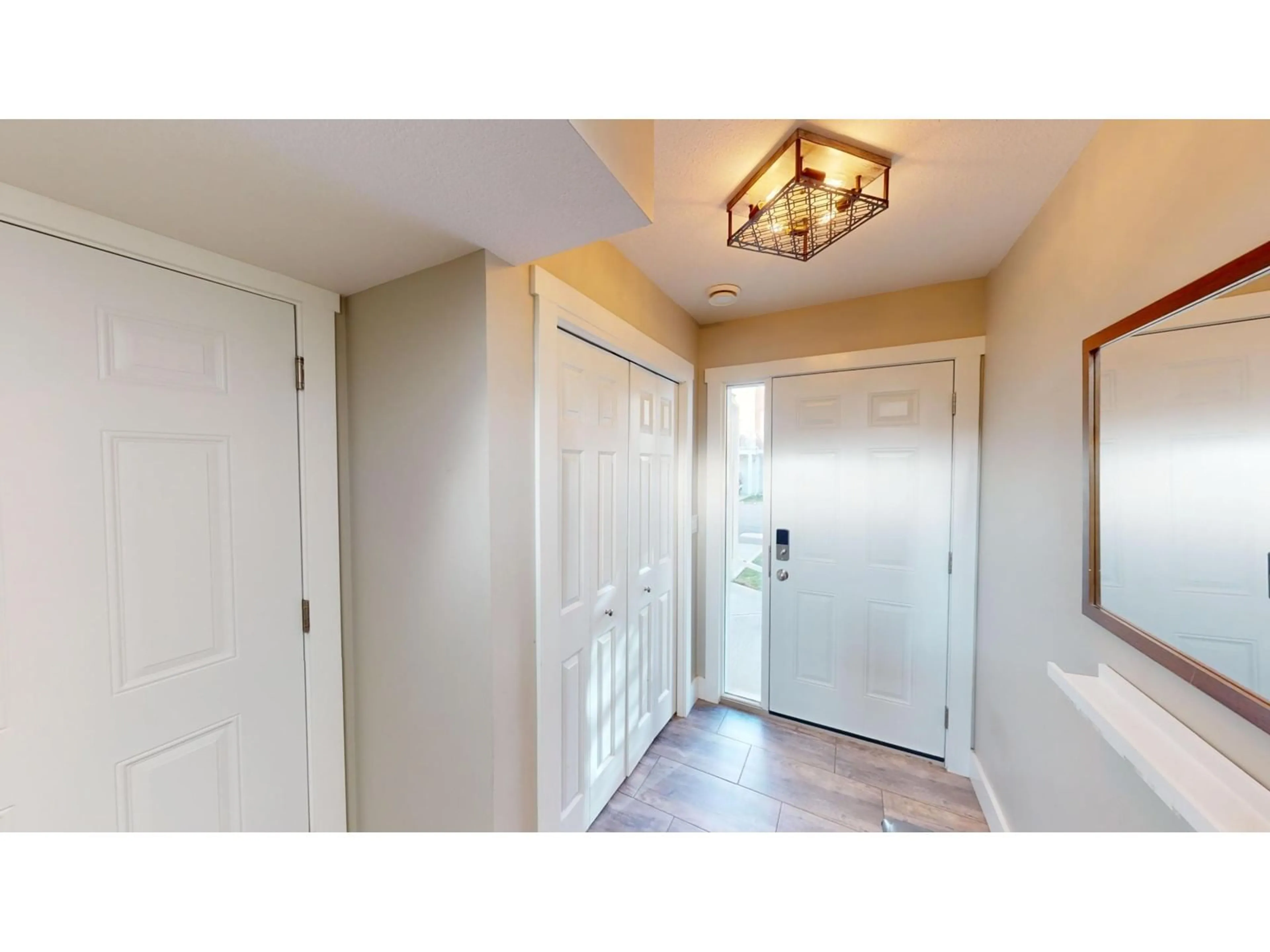 Indoor entryway, wood floors for 1840 KELOWNA Crescent Unit# 23, Cranbrook British Columbia V1C4H5