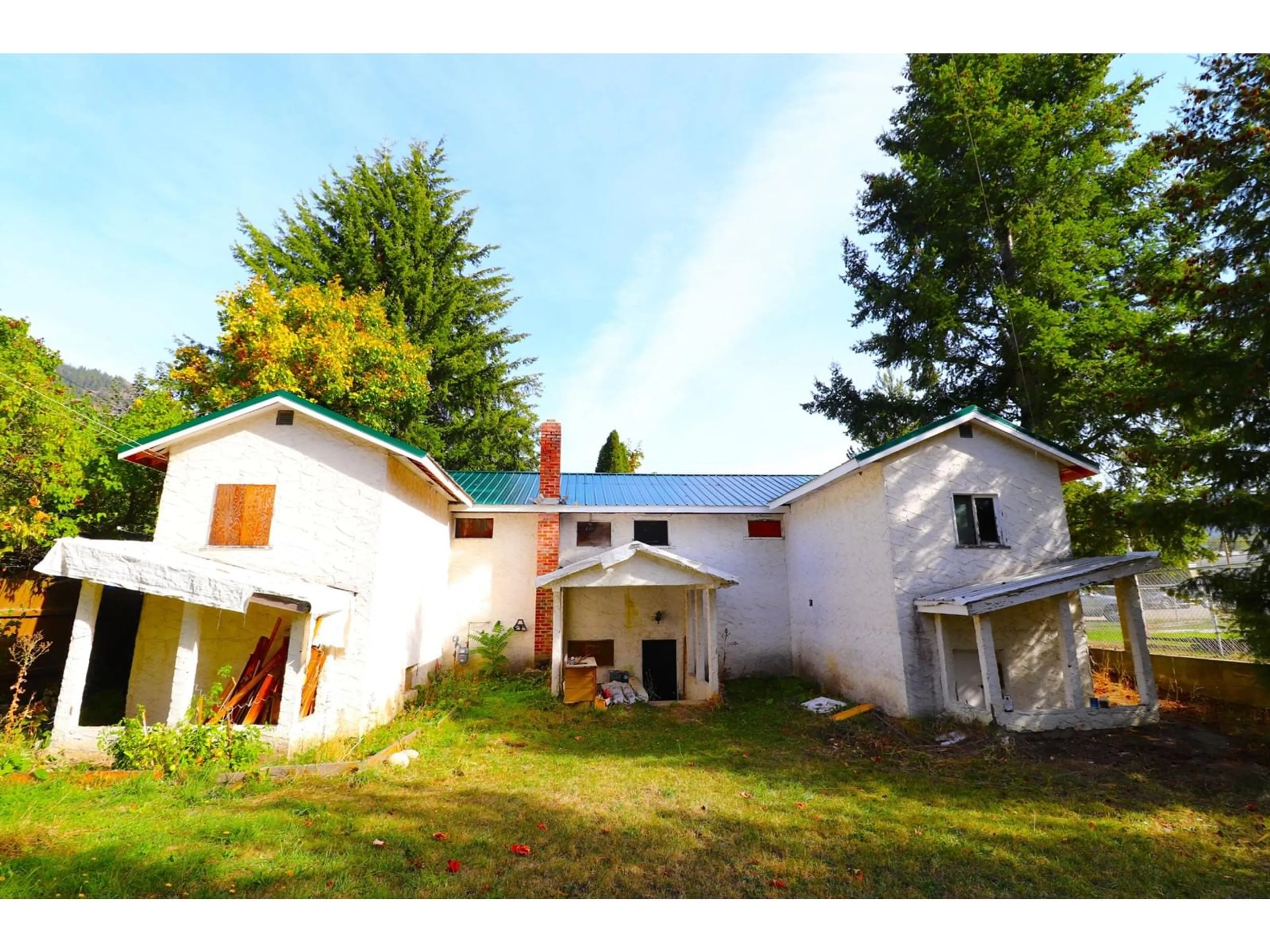 Frontside or backside of a home, cottage for 608 7TH Avenue, Castlegar British Columbia V1N1R5