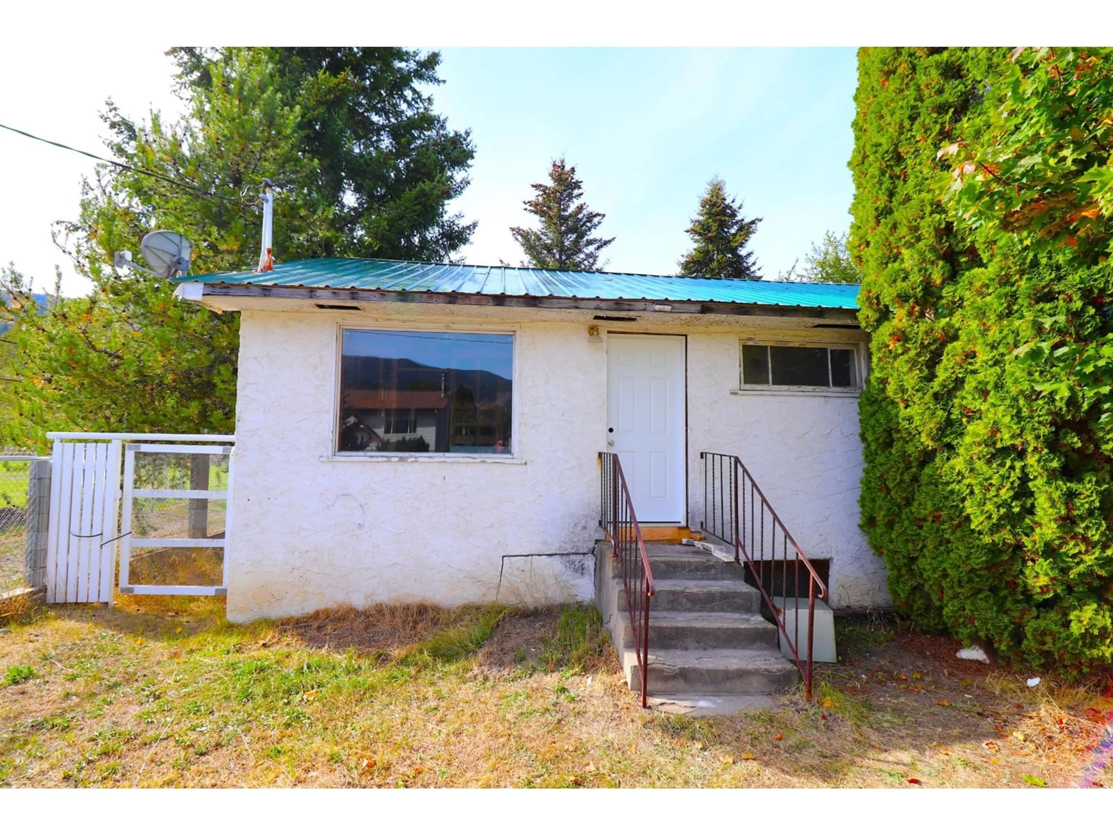 Frontside or backside of a home, cottage for 608 7TH Avenue, Castlegar British Columbia V1N1R5