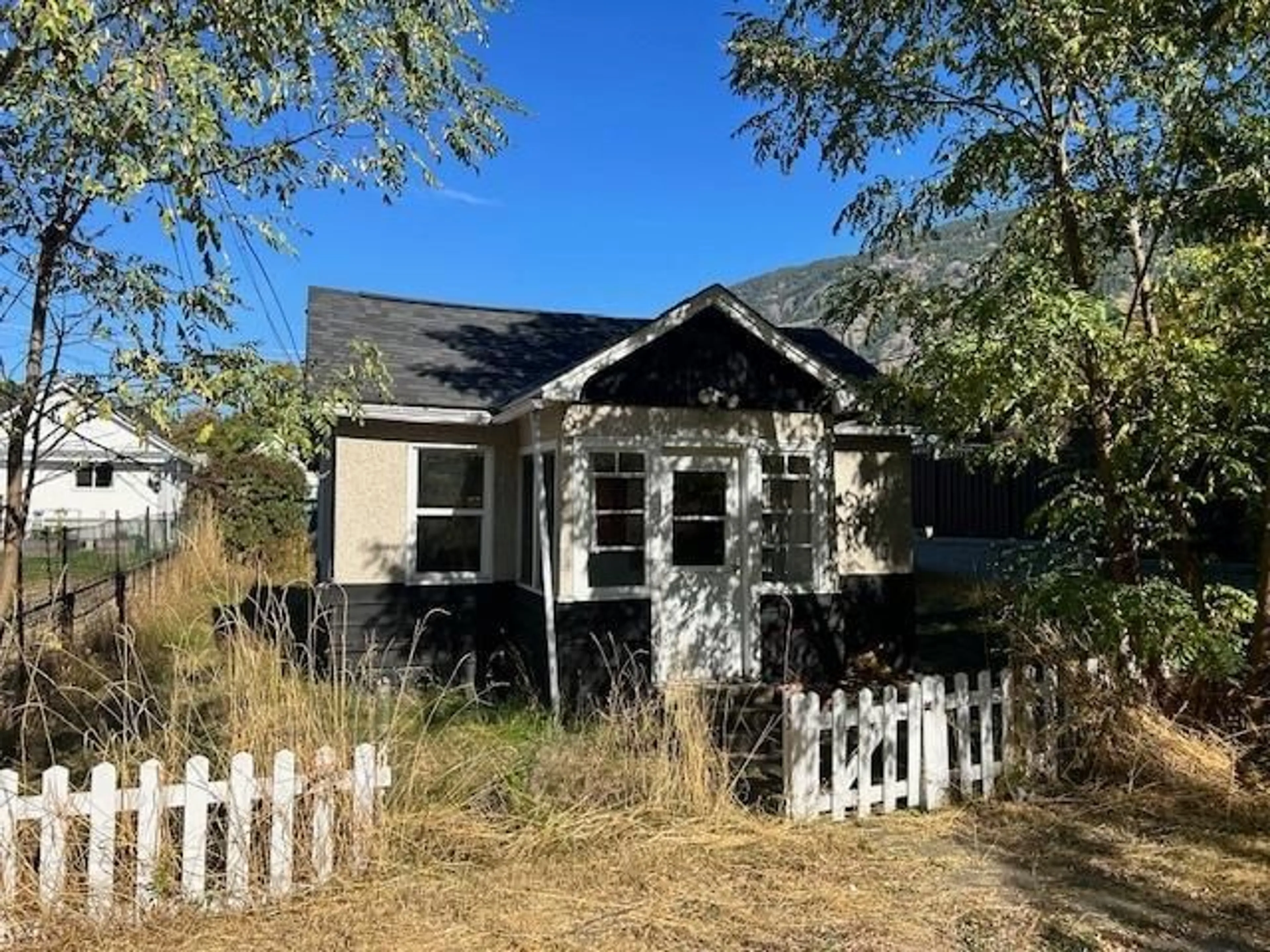 Frontside or backside of a home, cottage for 166 CRESCENT Street, Castlegar British Columbia V1N1B1