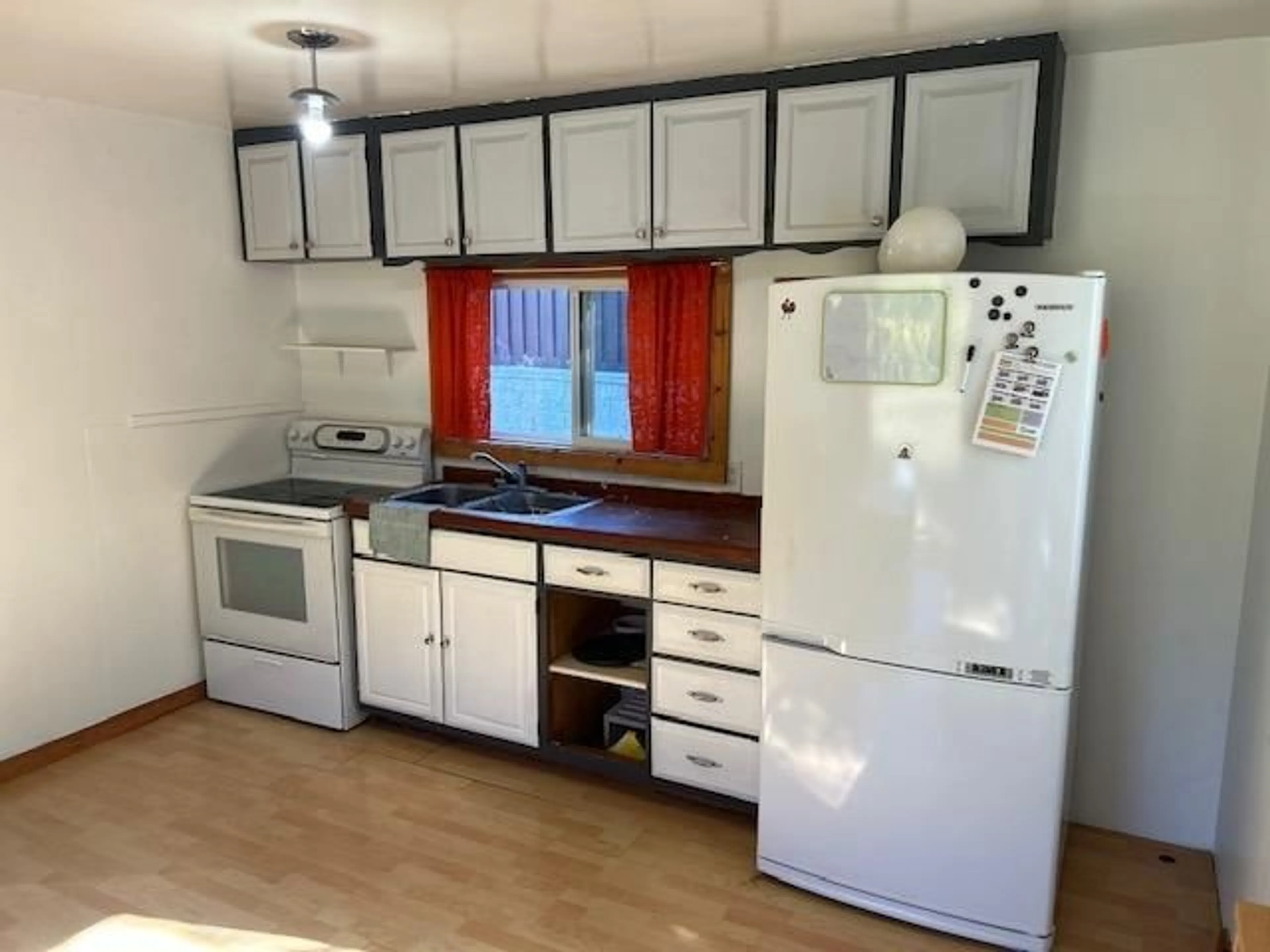 Standard kitchen, cottage for 166 CRESCENT Street, Castlegar British Columbia V1N1B1