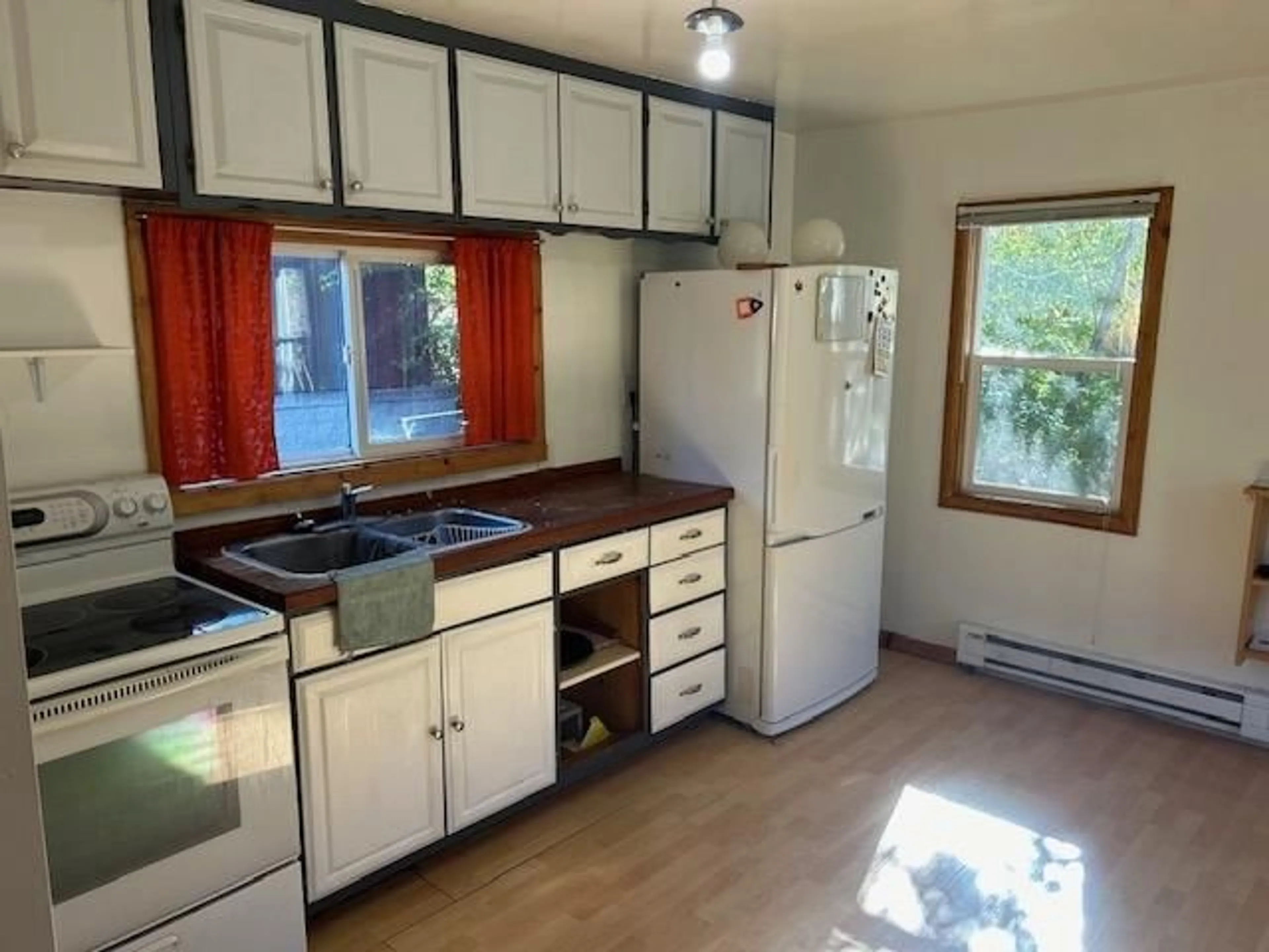 Standard kitchen, wood floors, cottage for 166 CRESCENT Street, Castlegar British Columbia V1N1B1