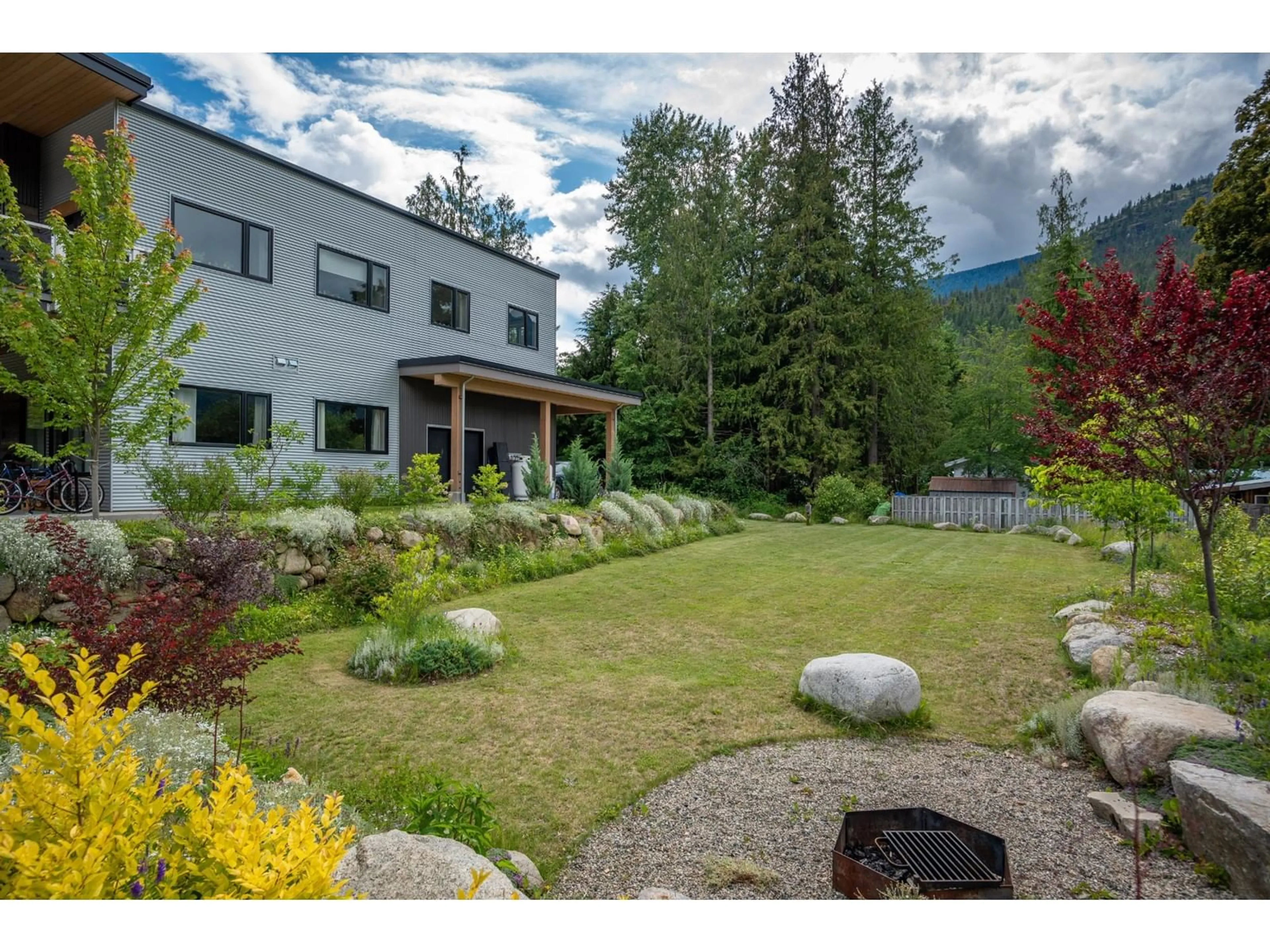 Frontside or backside of a home, cottage for 617 HAROLD Street, Slocan British Columbia V0G2C0