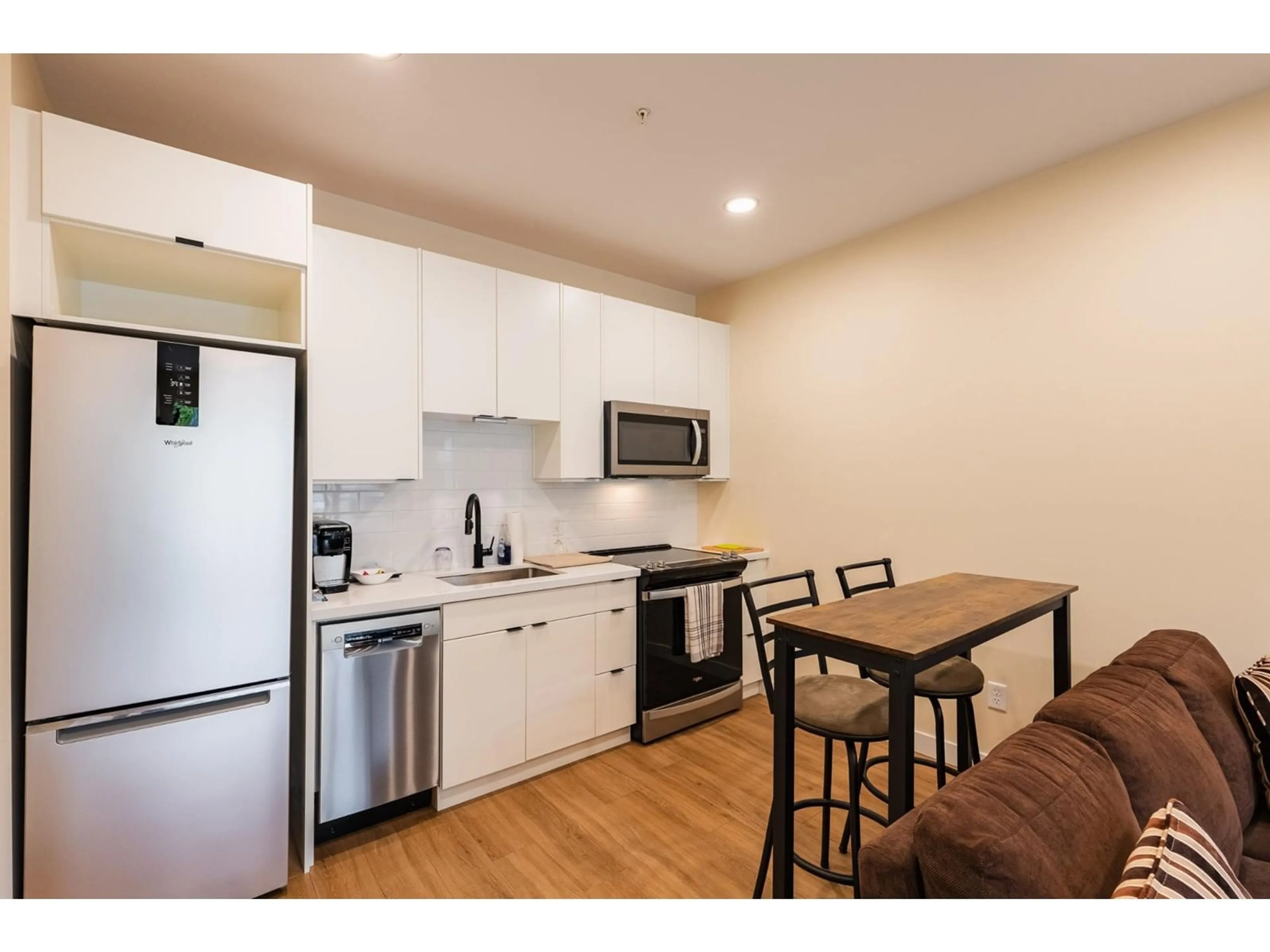 Standard kitchen for 514 VICTORIA Street Unit# 301, Nelson British Columbia V1L4K8