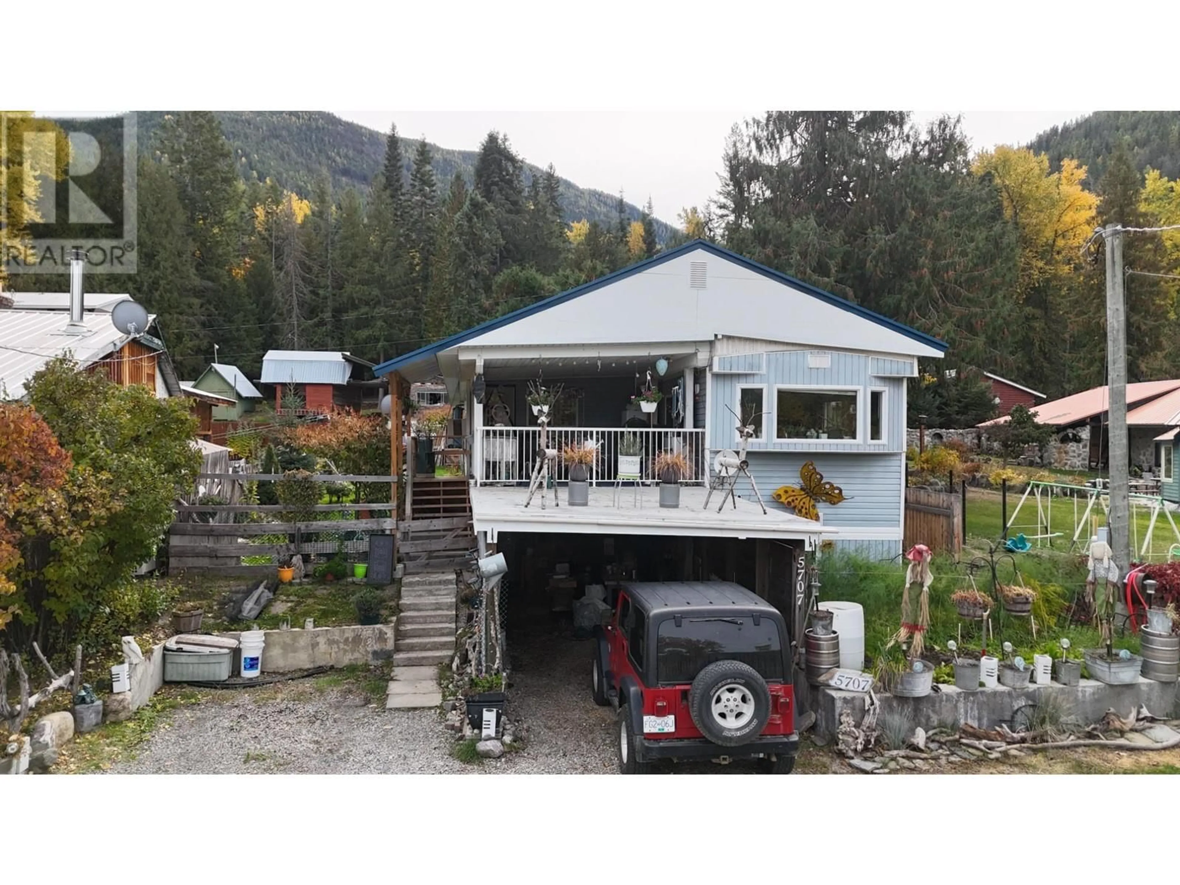 A pic from outside/outdoor area/front of a property/back of a property/a pic from drone, mountain view for 5707 CLEMENT ROAD, Kitchener British Columbia V0B1W1