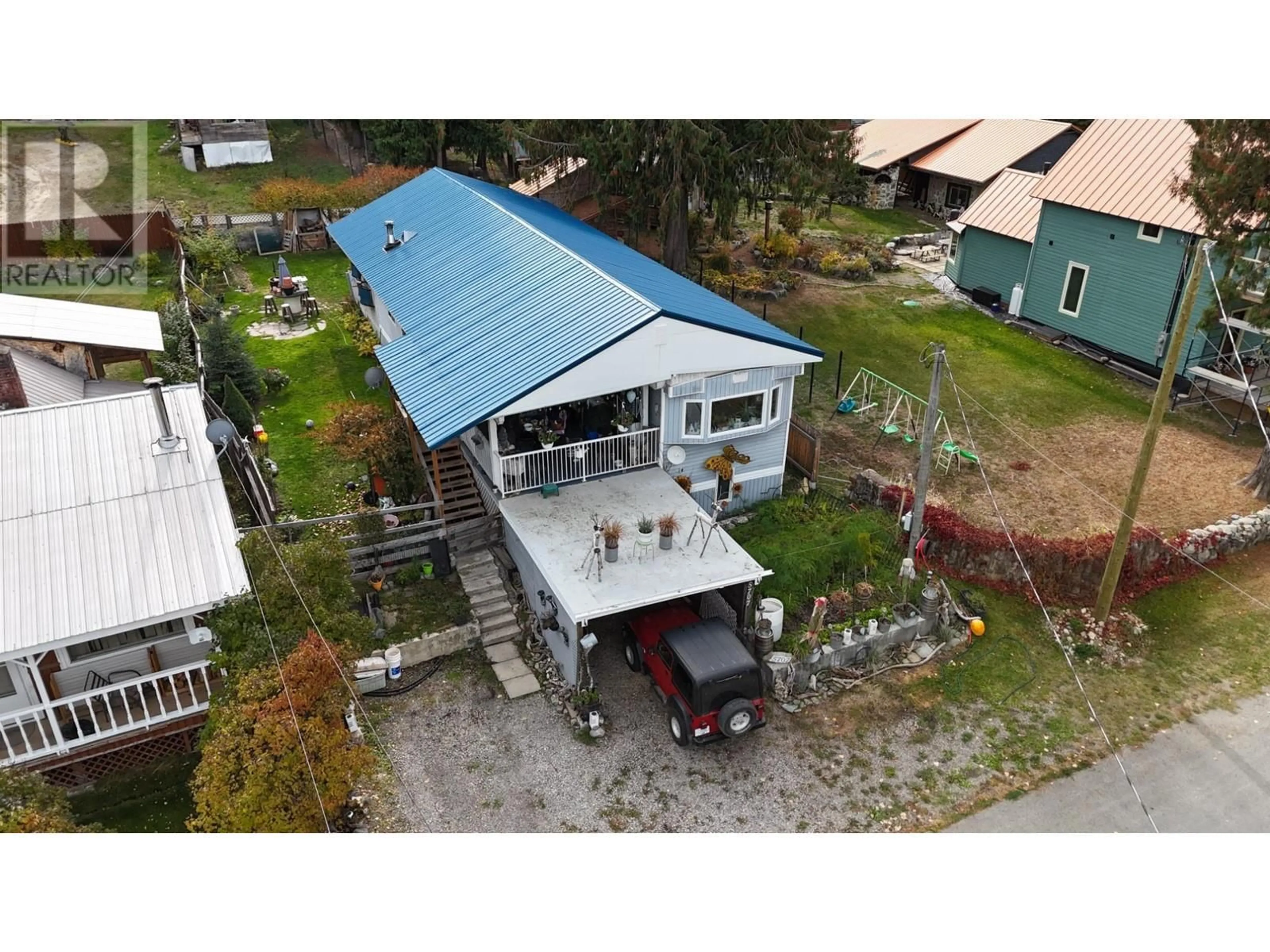 A pic from outside/outdoor area/front of a property/back of a property/a pic from drone, building for 5707 CLEMENT ROAD, Kitchener British Columbia V0B1W1