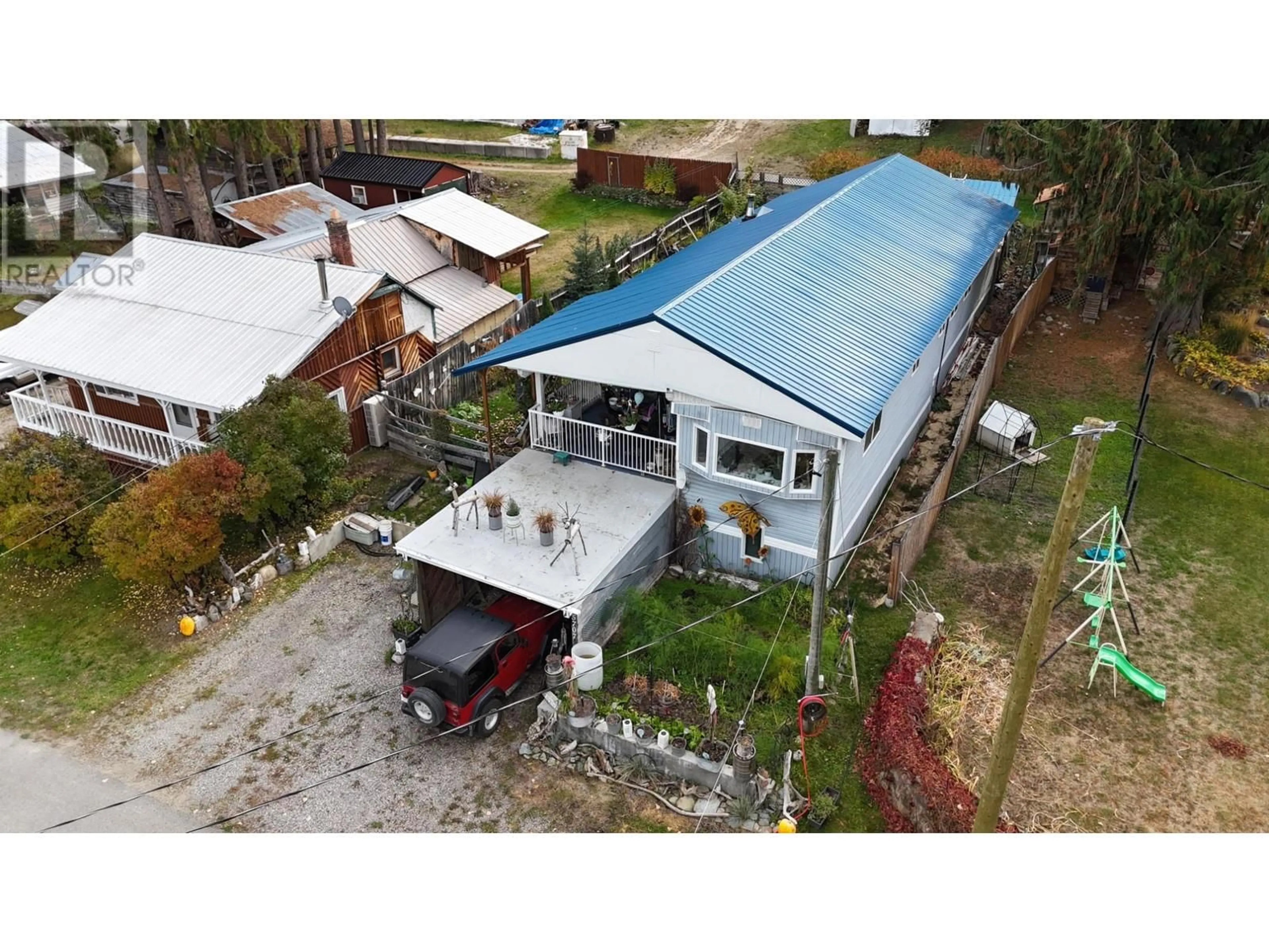 A pic from outside/outdoor area/front of a property/back of a property/a pic from drone, building for 5707 CLEMENT ROAD, Kitchener British Columbia V0B1W1