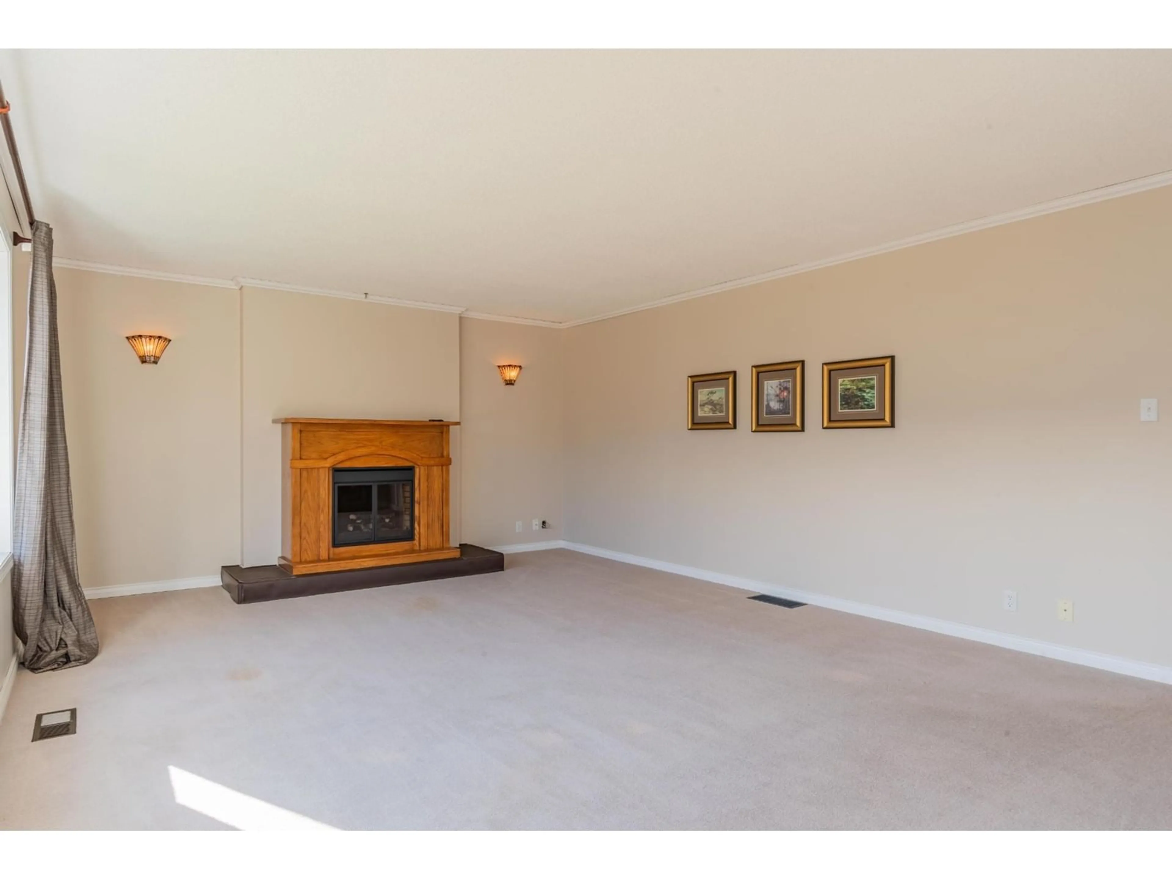 Living room, carpet floors for 2138 CRESTVIEW Crescent, Castlegar British Columbia V1N3B3