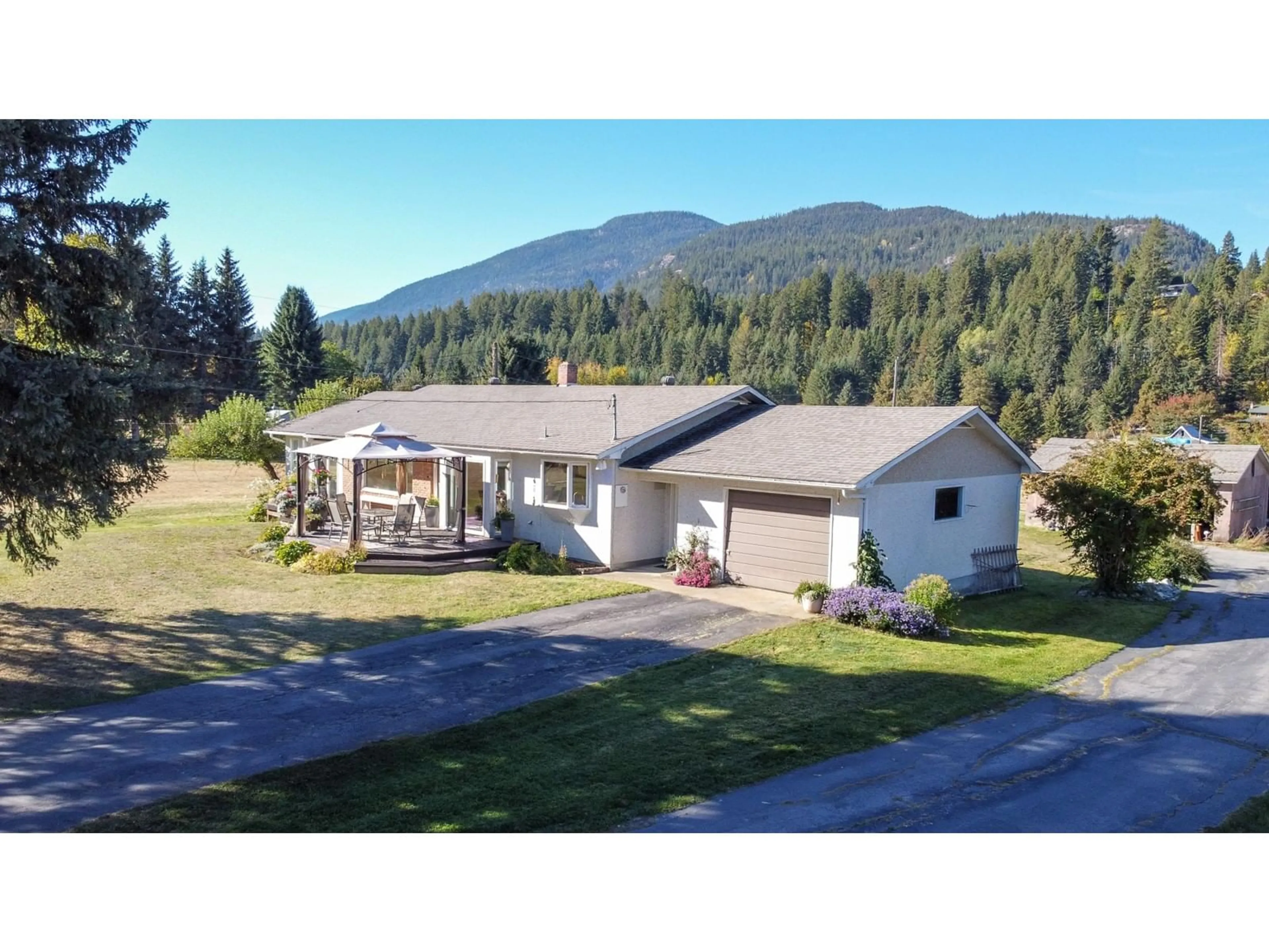 Frontside or backside of a home, cottage for 2697 SHOREACRES Road, Castlegar British Columbia V1N4R1