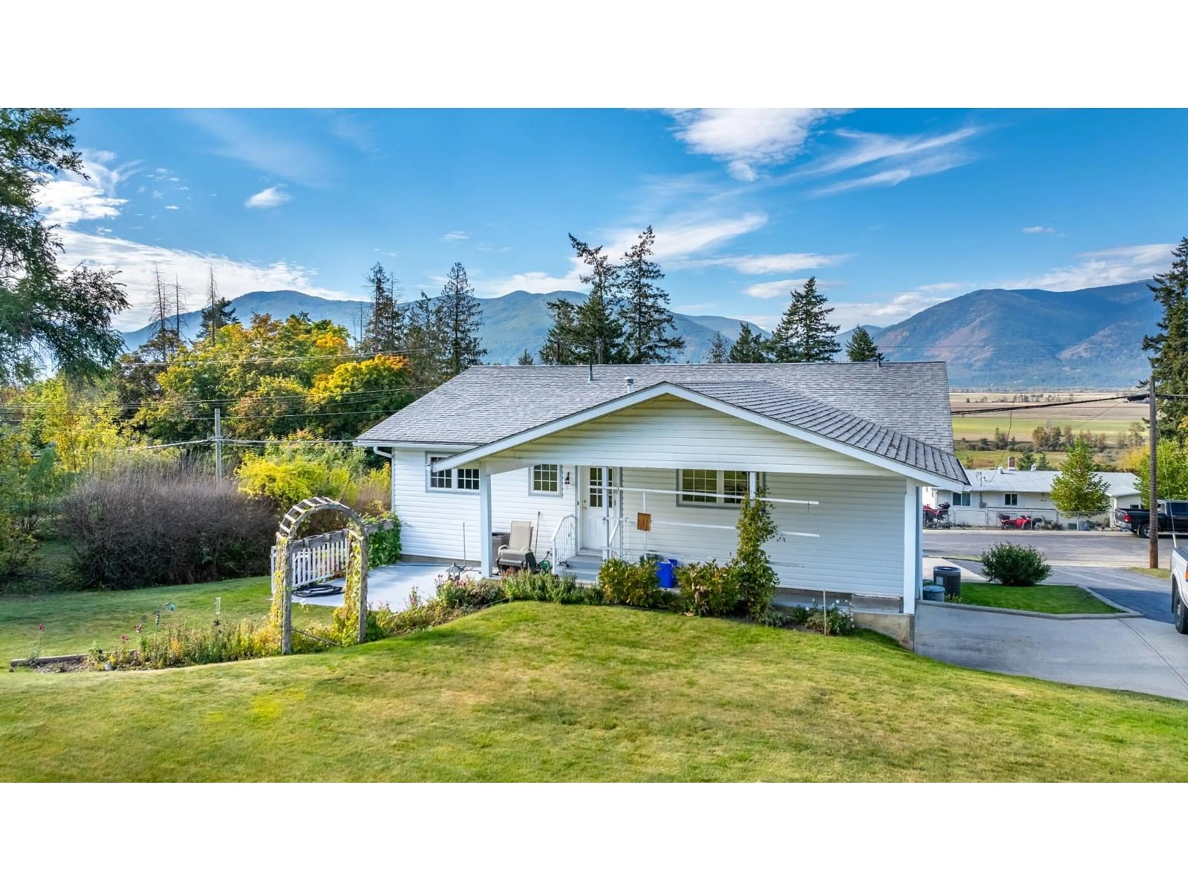 Frontside or backside of a home, cottage for 322 6TH Avenue, Creston British Columbia V0B1G3