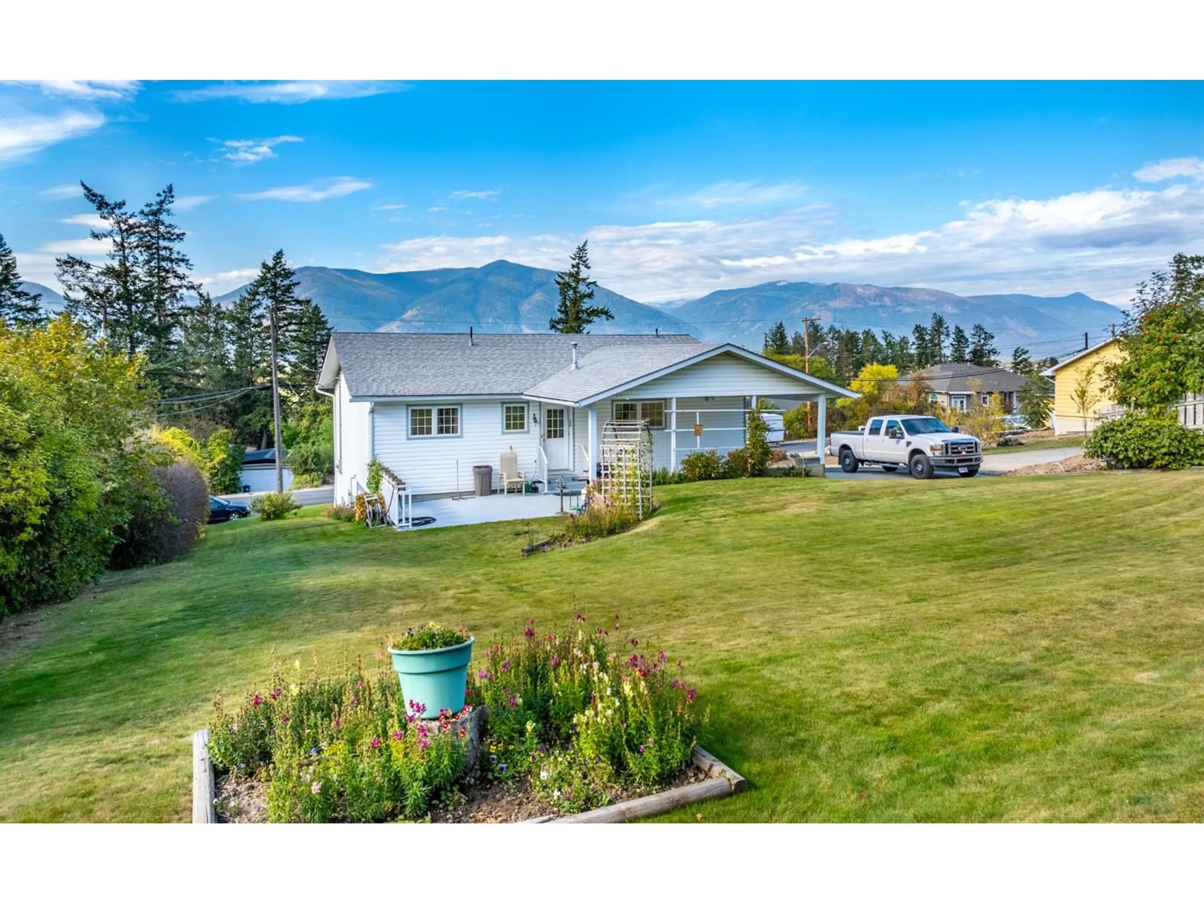 Frontside or backside of a home, cottage for 322 6TH Avenue, Creston British Columbia V0B1G3