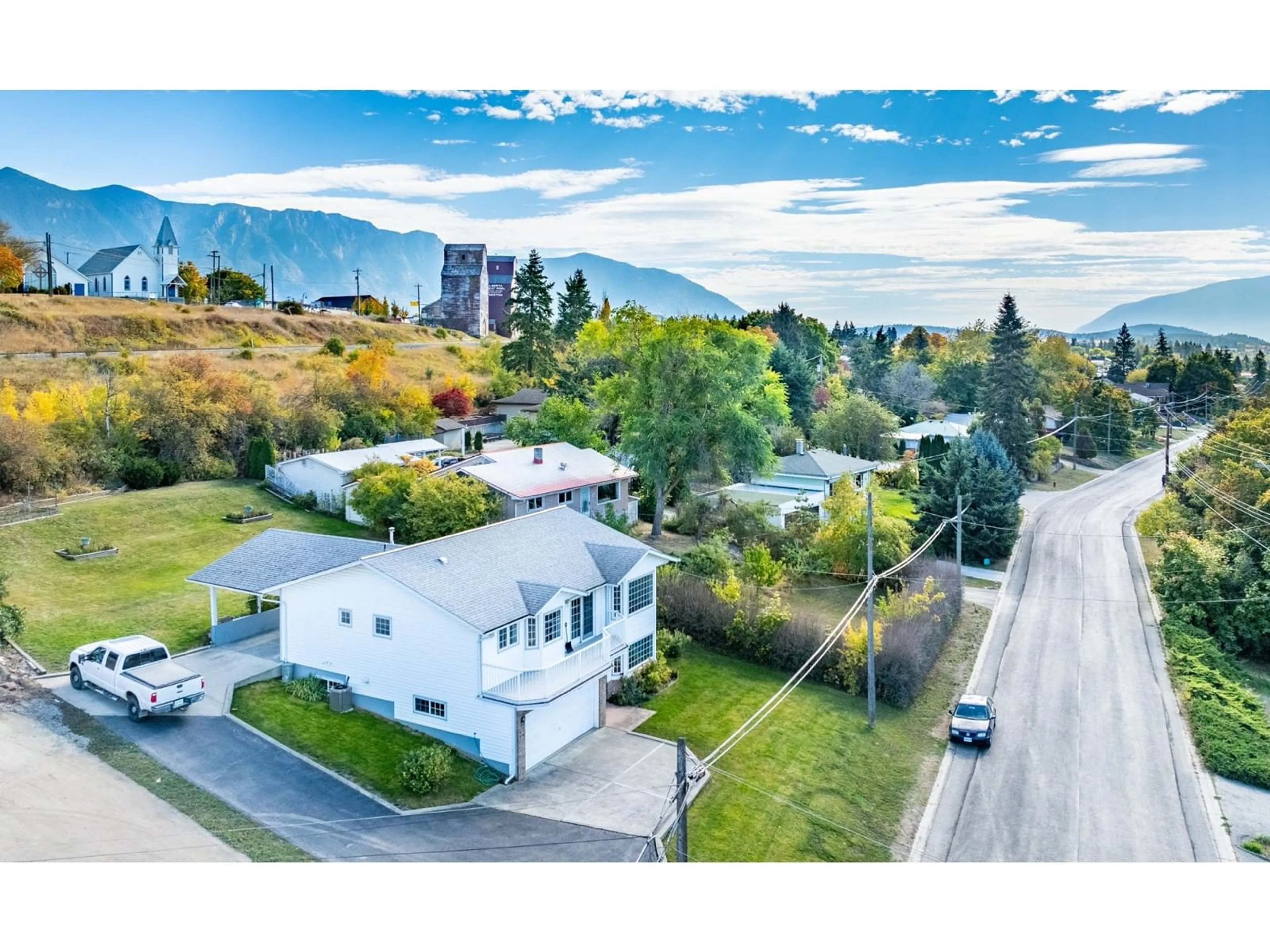 A pic from exterior of the house or condo, the street view for 322 6TH Avenue, Creston British Columbia V0B1G3