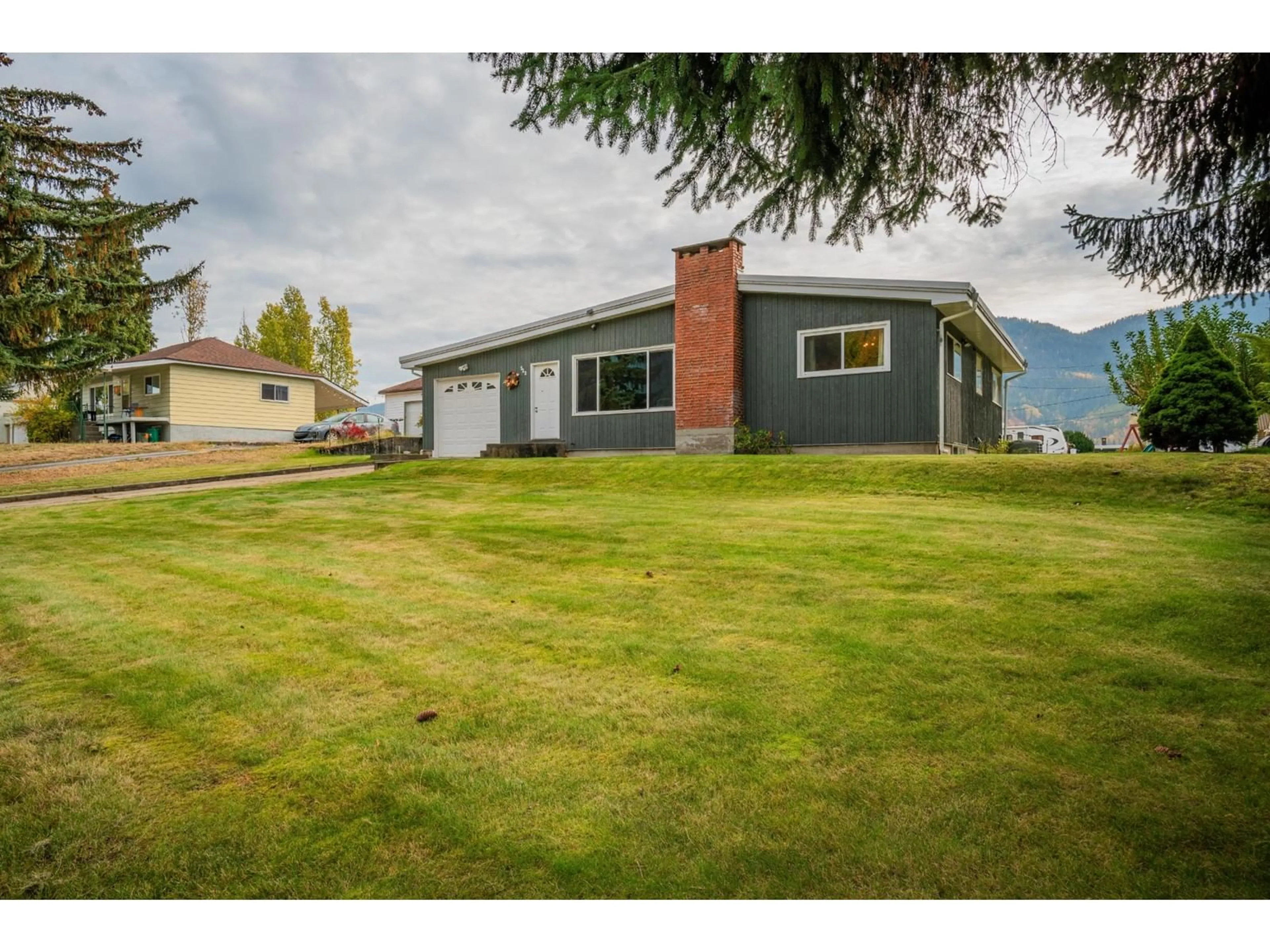 Frontside or backside of a home, the fenced backyard for 522 13TH Avenue, Castlegar British Columbia V0G1G0