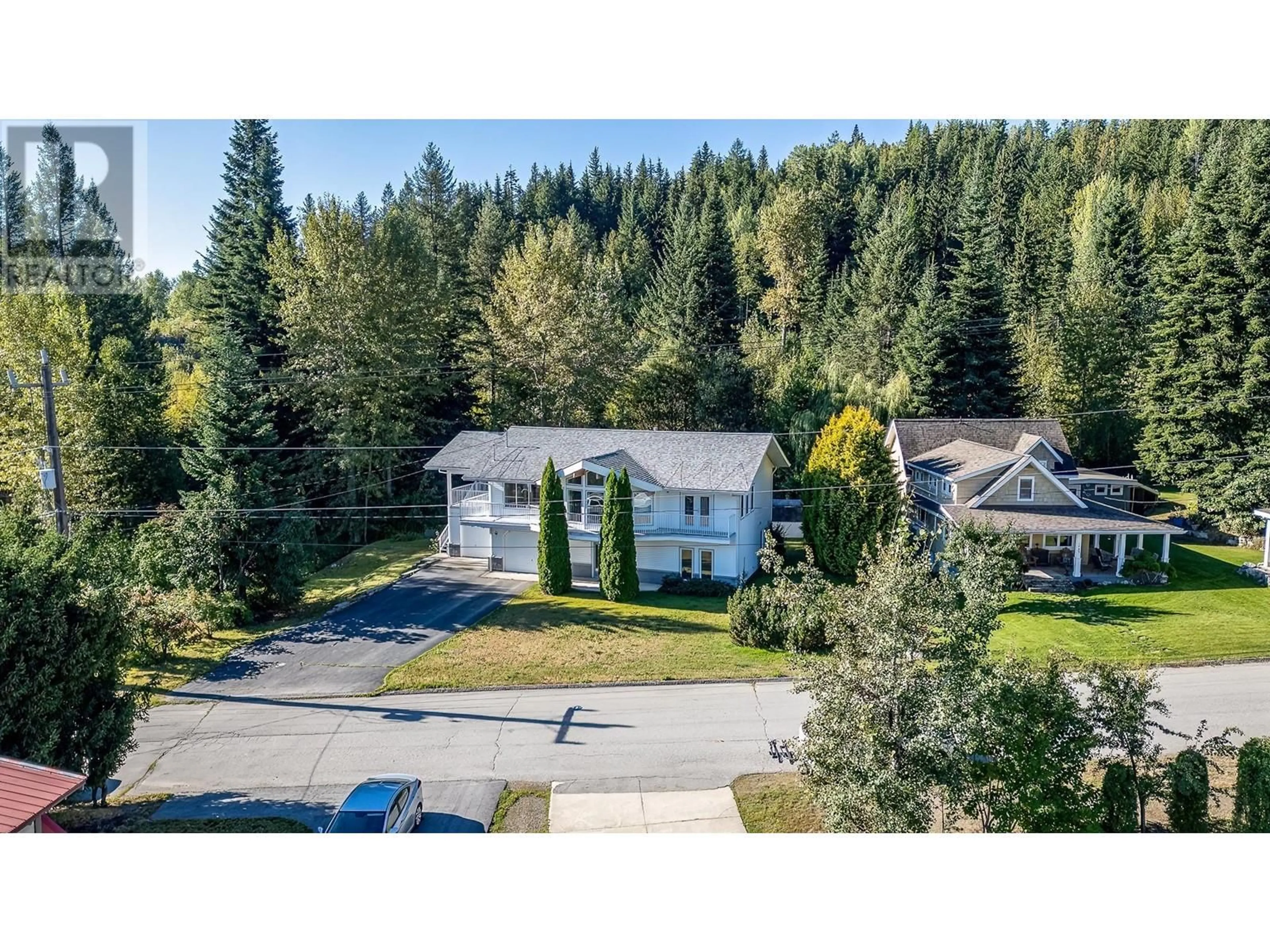 A pic from outside/outdoor area/front of a property/back of a property/a pic from drone, unknown for 1495 VICTORIA AVENUE, Rossland British Columbia V0G1Y0
