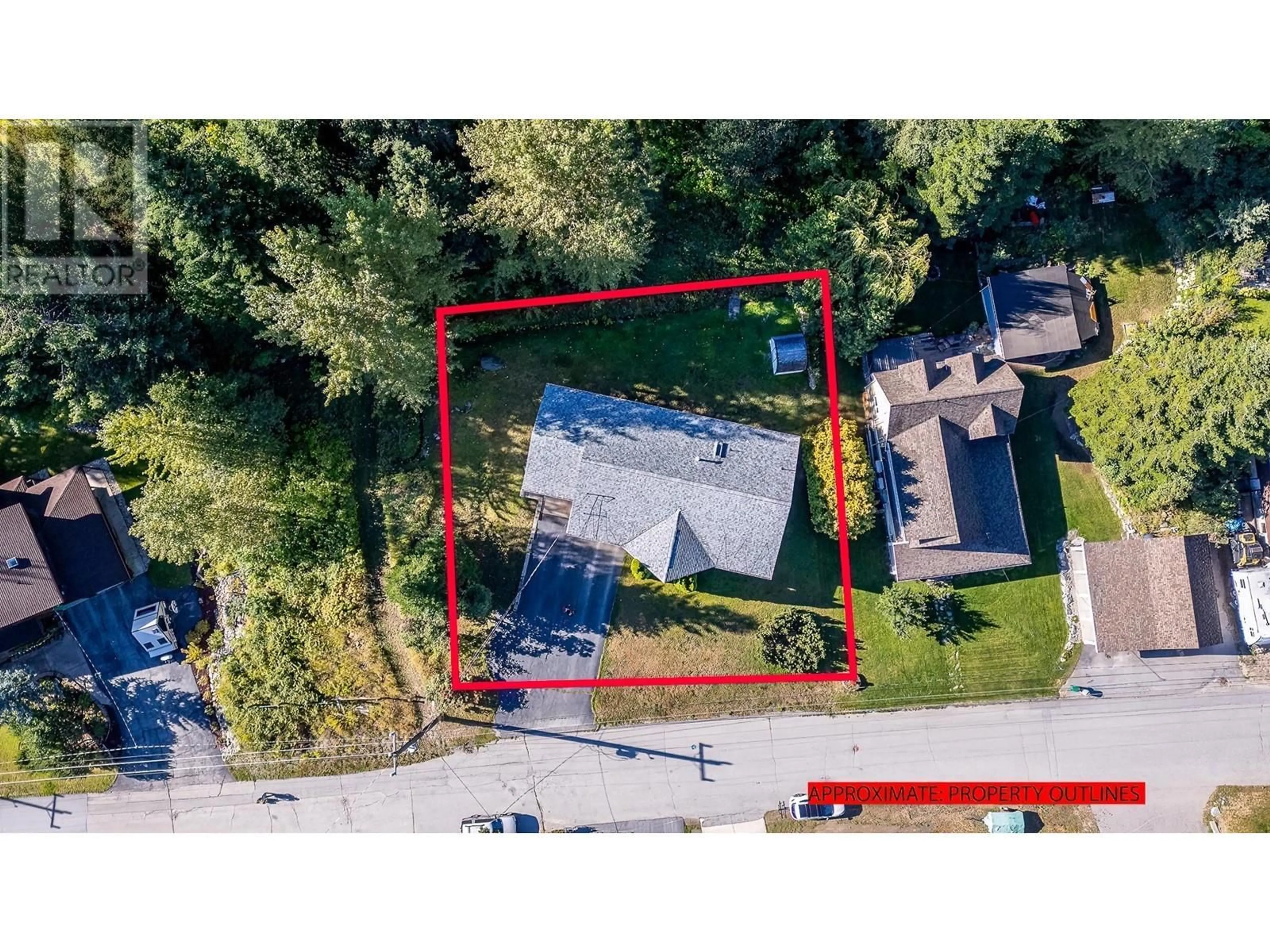 A pic from outside/outdoor area/front of a property/back of a property/a pic from drone, street for 1495 VICTORIA AVENUE, Rossland British Columbia V0G1Y0