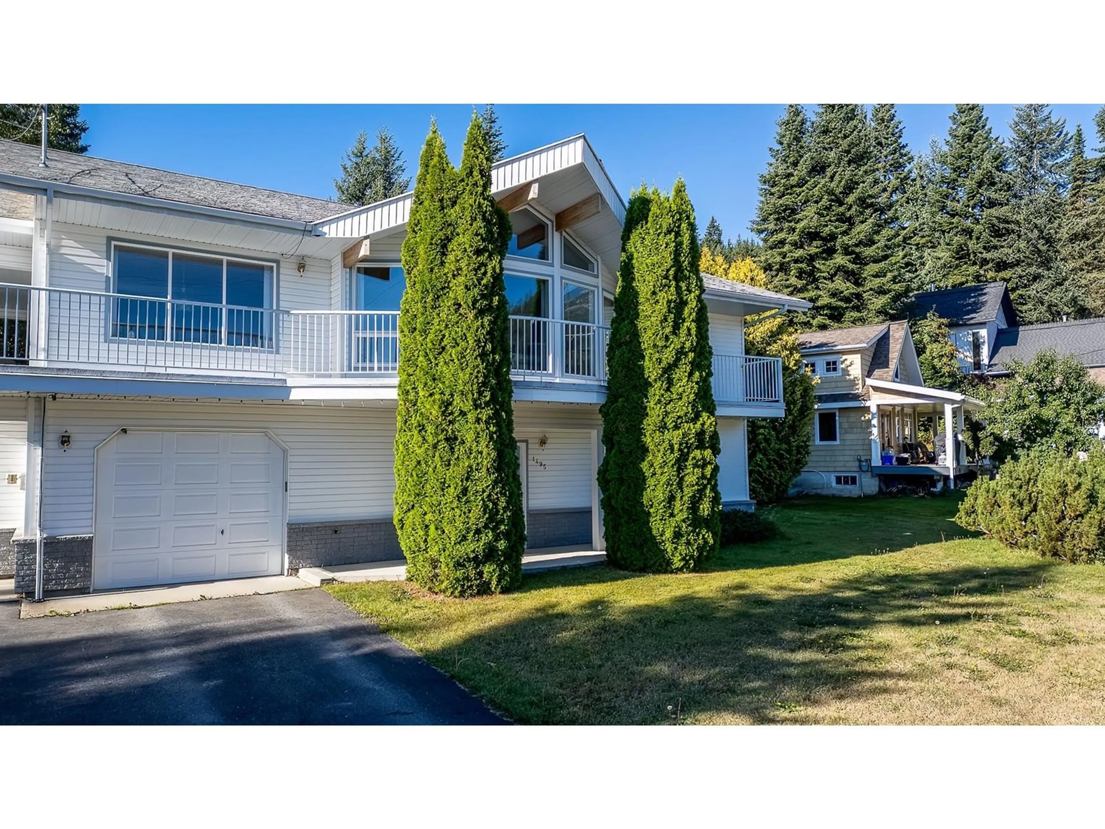 Frontside or backside of a home, the street view for 1495 VICTORIA Avenue, Rossland British Columbia V0G1Y0