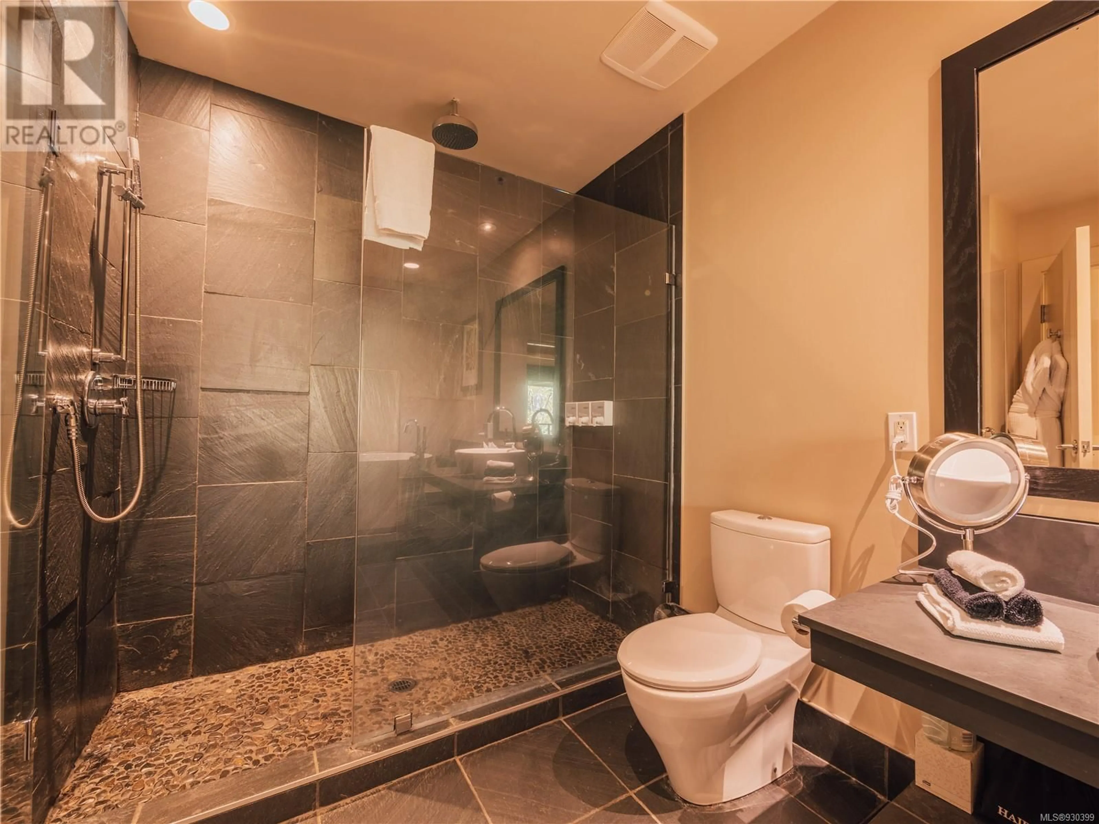 Standard bathroom, ceramic/tile floor for 424 - 596 MARINE DRIVE, Ucluelet British Columbia V0R3A0
