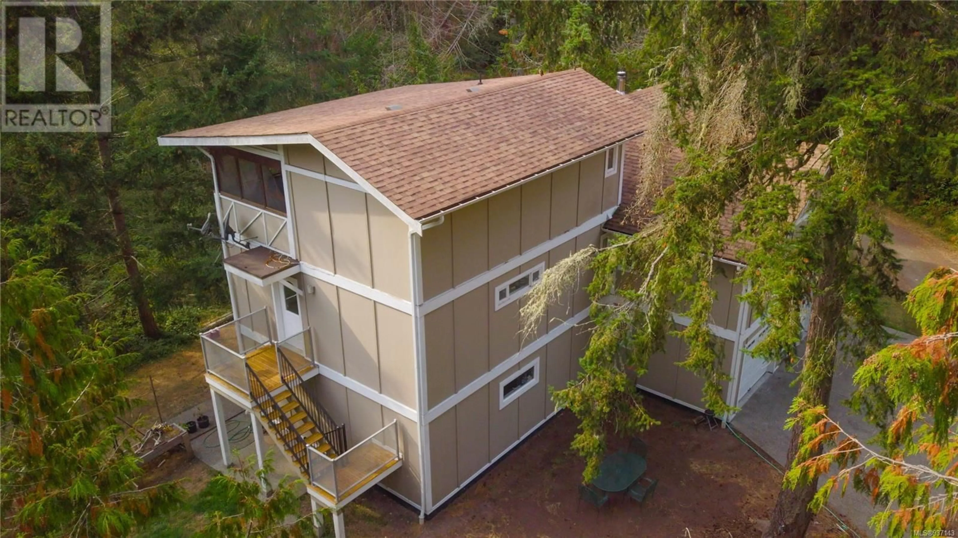 A pic from outside/outdoor area/front of a property/back of a property/a pic from drone, building for 9891 SPALDING ROAD, Pender Island British Columbia V0N2M3