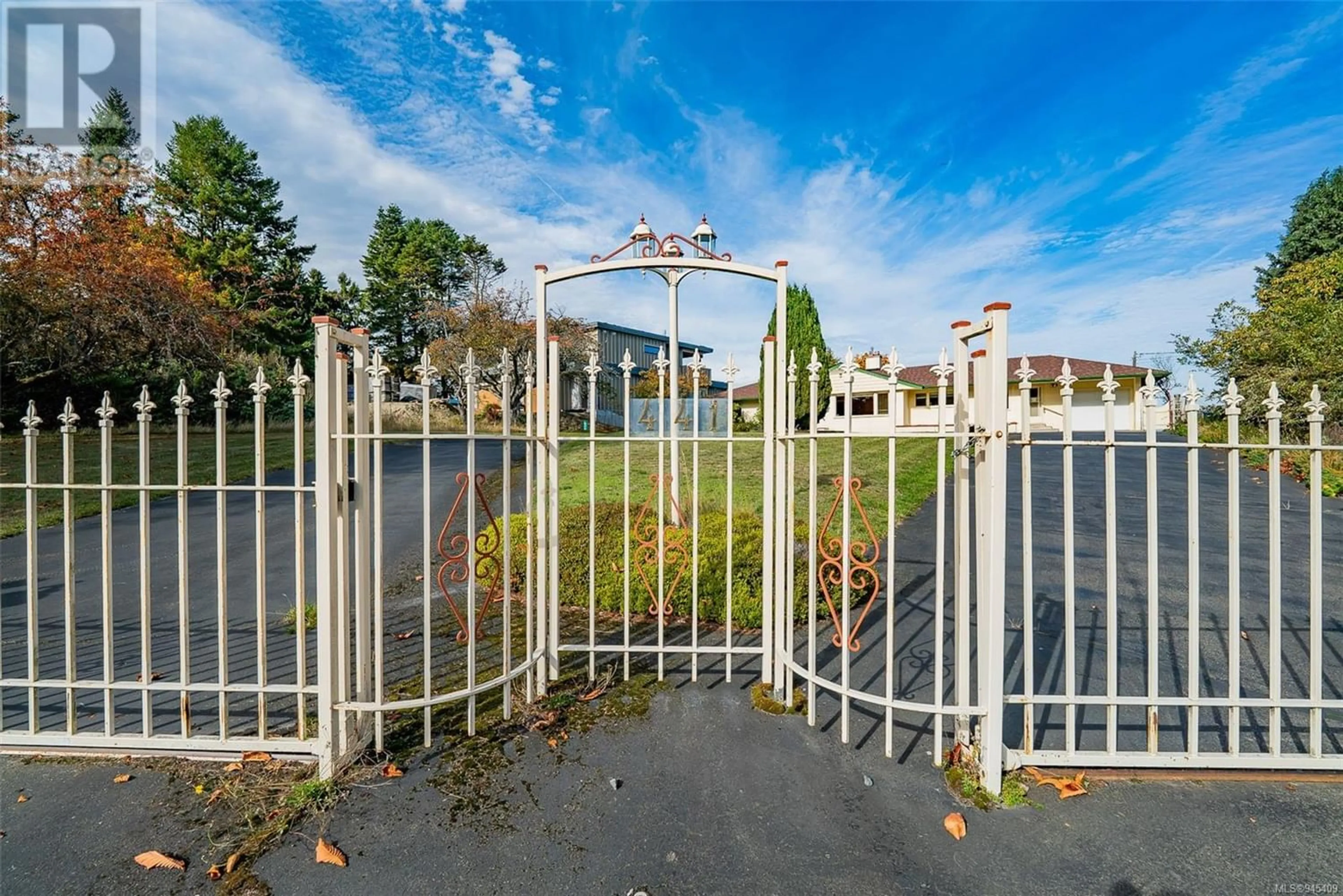 Fenced yard for 441 Memorial Ave, Qualicum Beach British Columbia V9K1G8