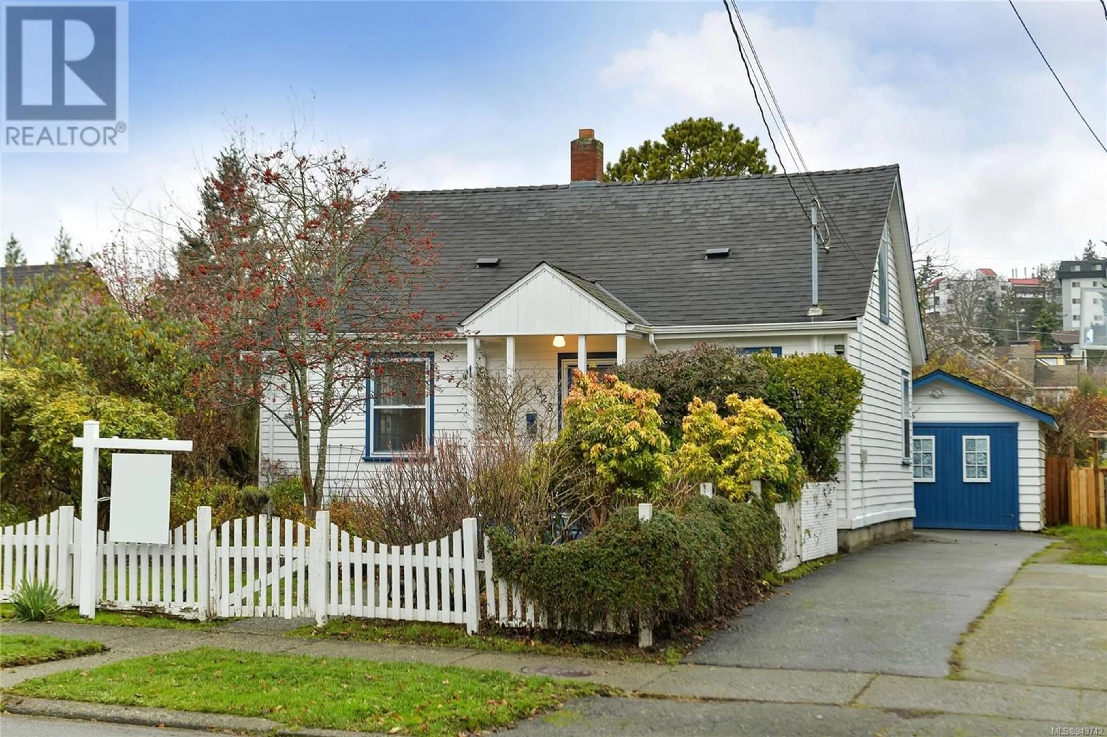 Frontside or backside of a home for 528 PARADISE St, Esquimalt British Columbia V9A5E2