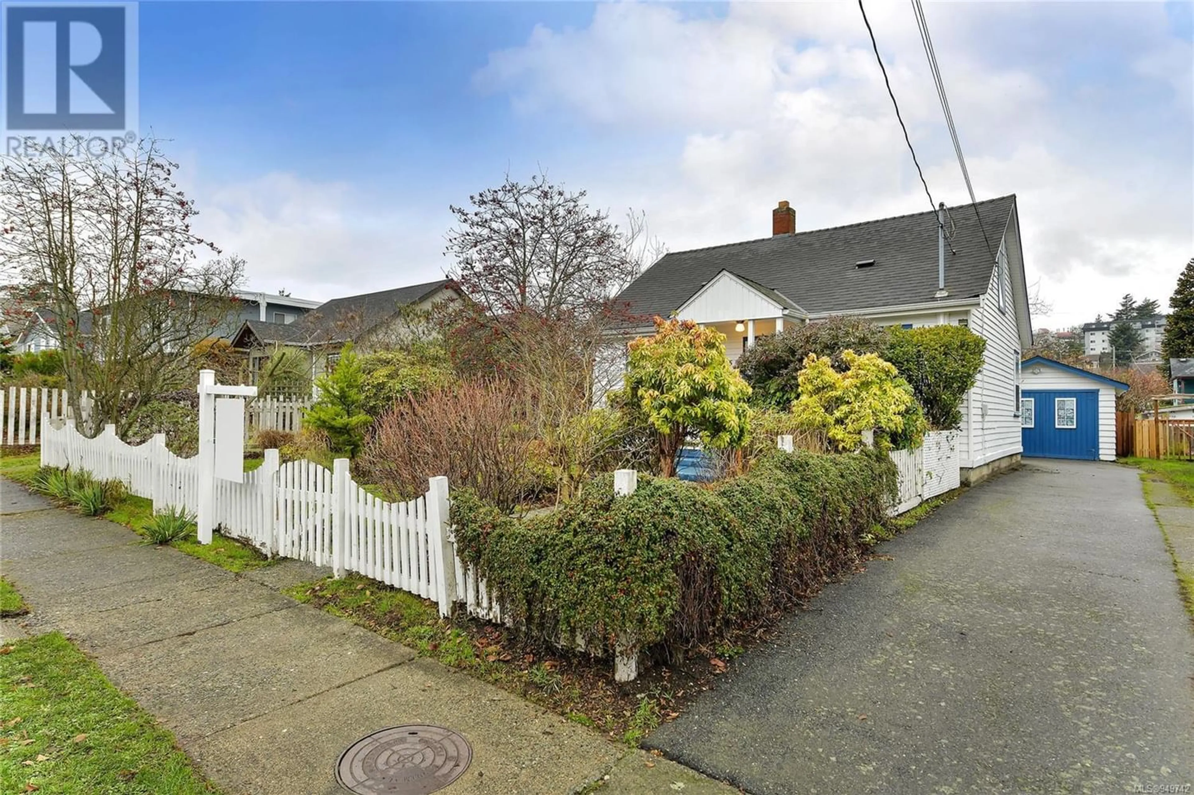 A pic from outside/outdoor area/front of a property/back of a property/a pic from drone, street for 528 PARADISE St, Esquimalt British Columbia V9A5E2