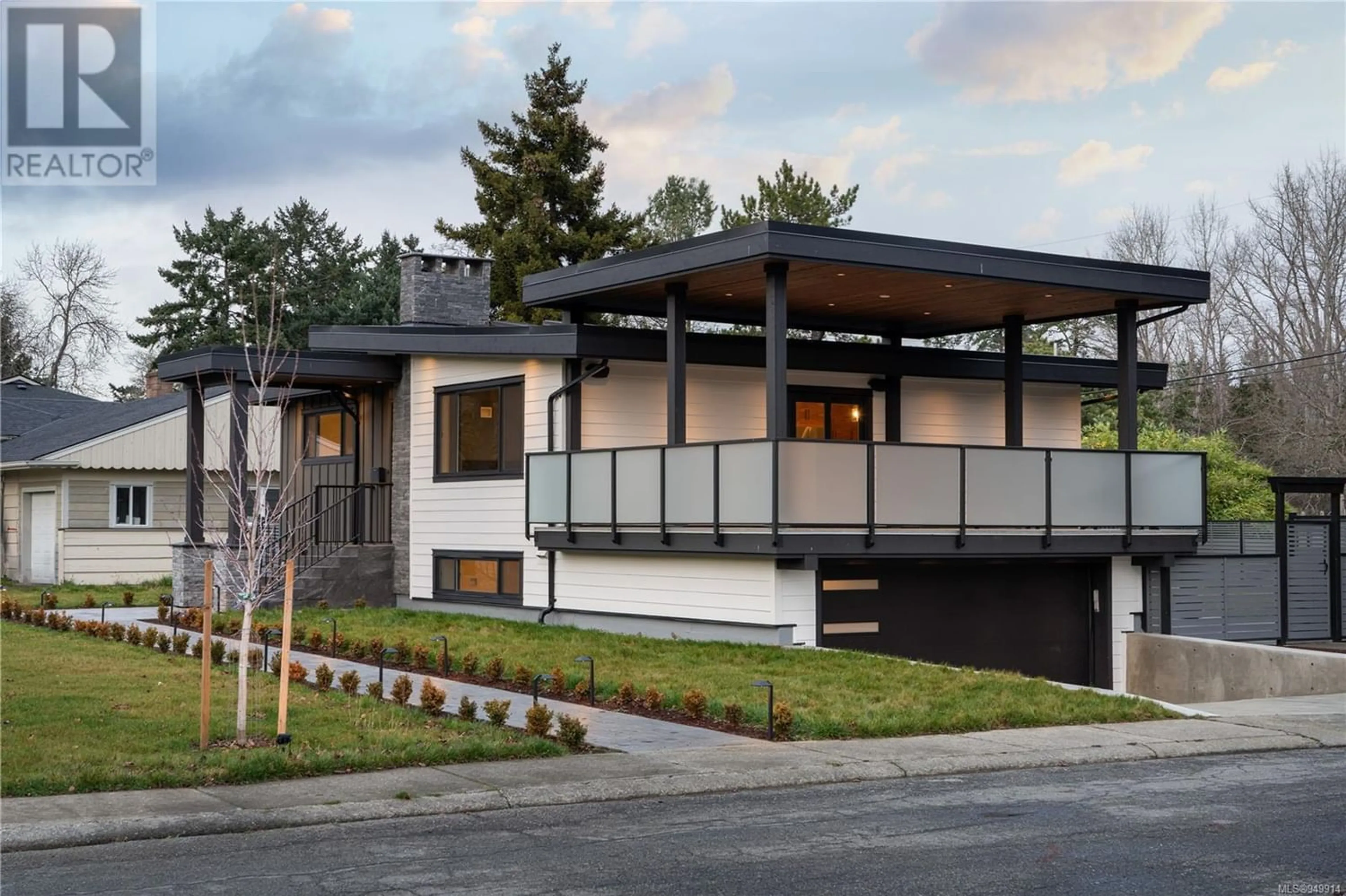 Frontside or backside of a home for 3517 Henderson Rd, Oak Bay British Columbia V8P5B3