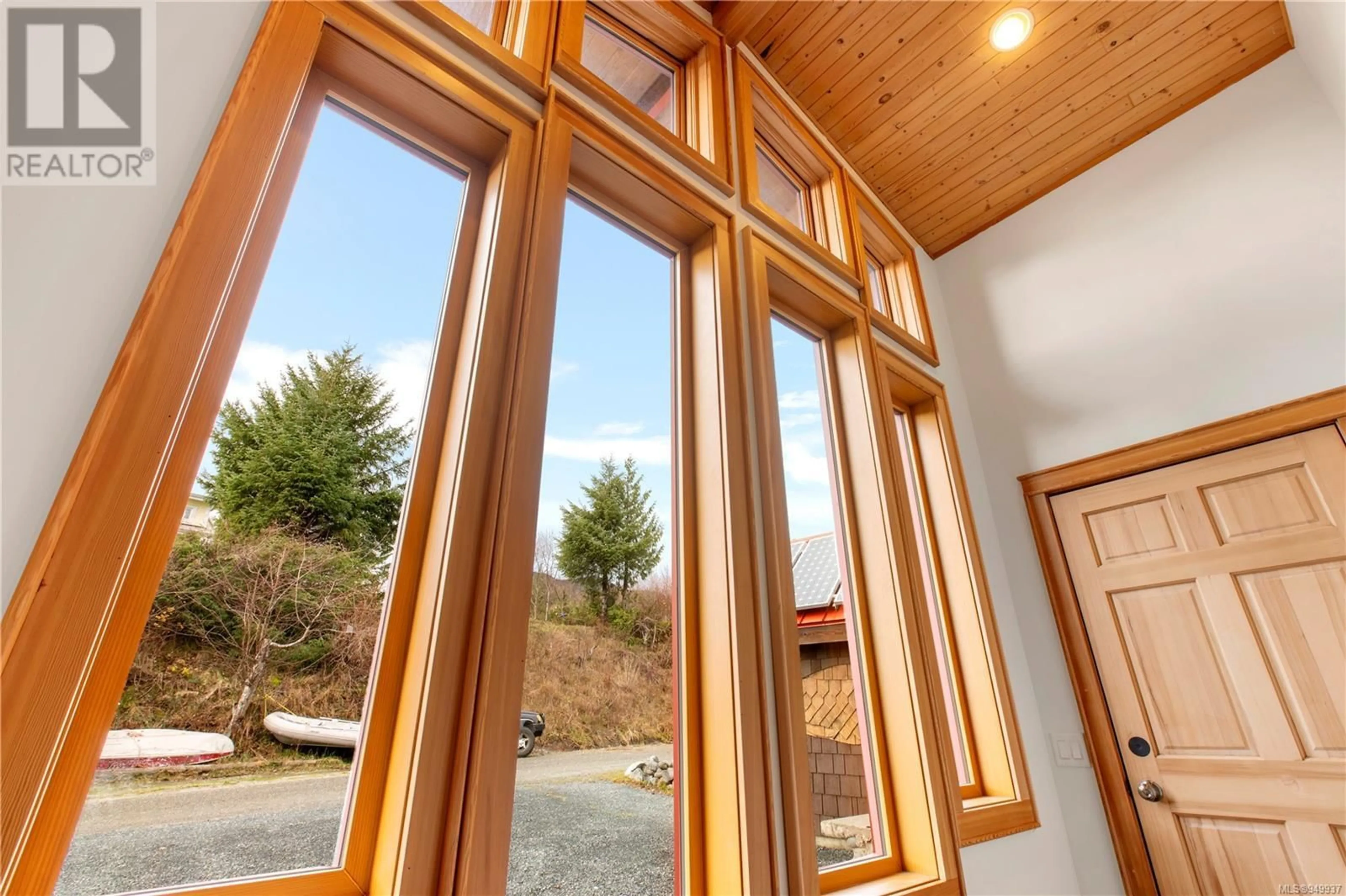 Indoor entryway for 1062 FIFTH AVENUE, Ucluelet British Columbia V0R3A0